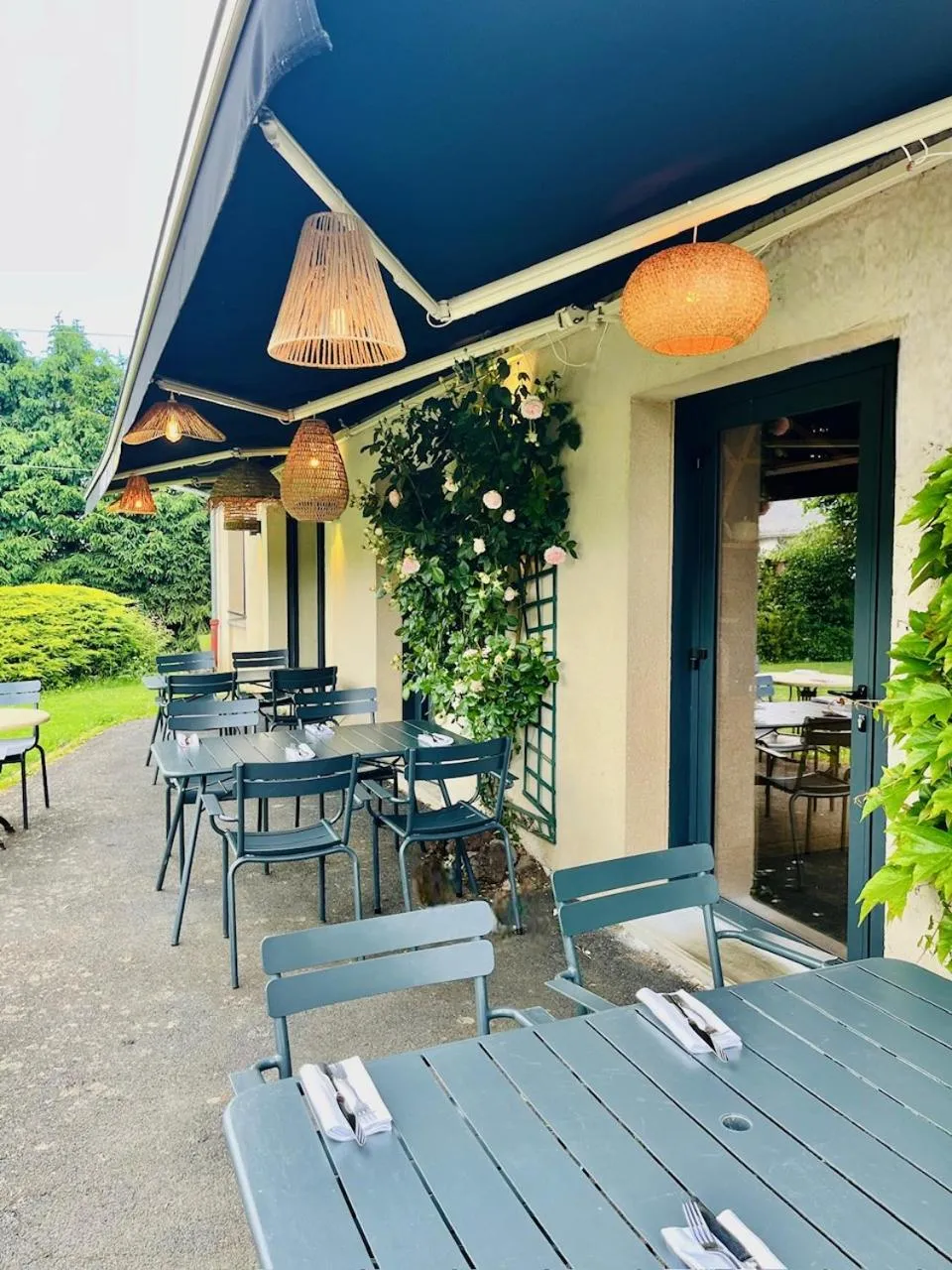 Patio in Logis Auberge du Barrez