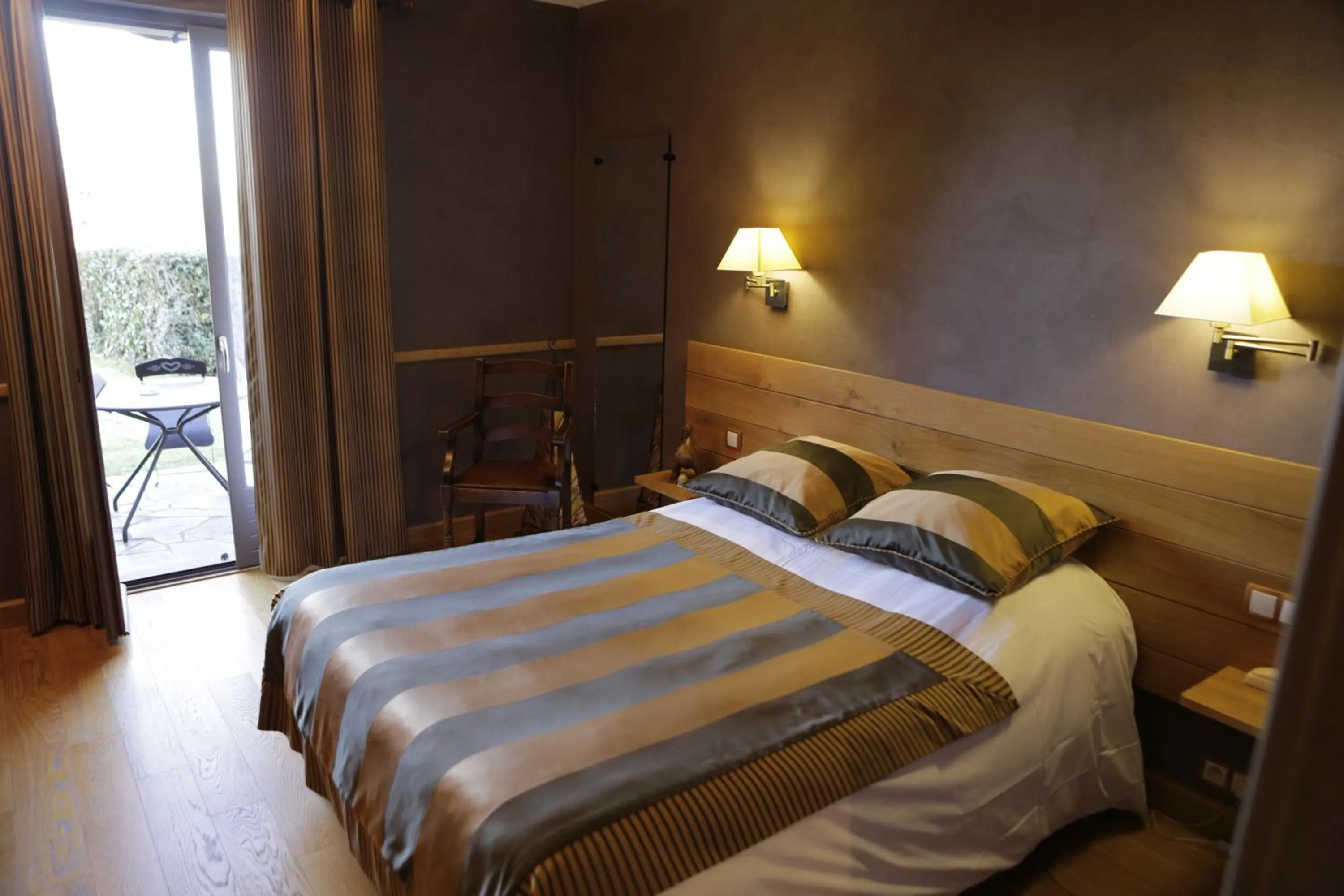 Bedroom, Bed in Logis Auberge du Barrez