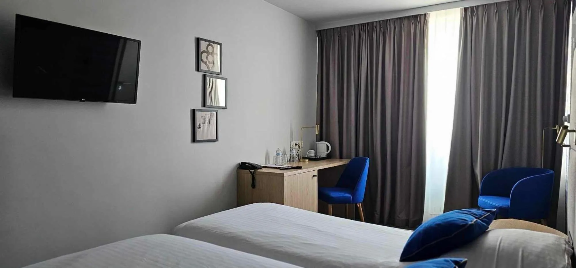 TV and multimedia, Bed in Hotel Les 3 Cles