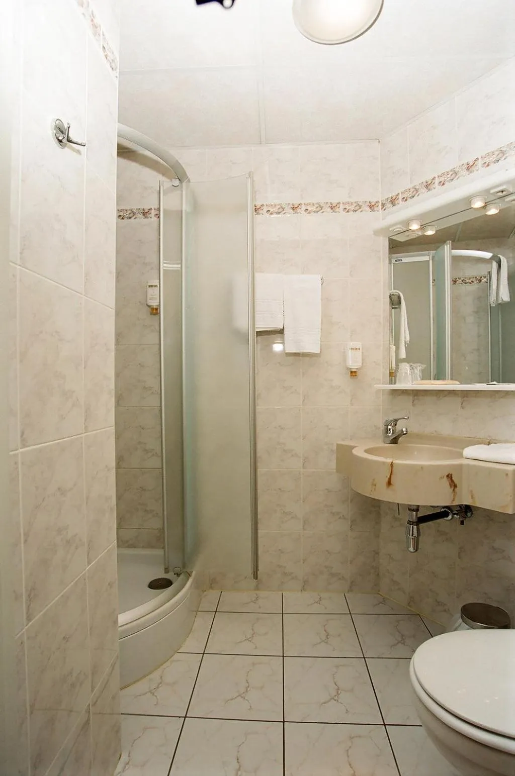 Shower in Hôtel de l'Univers Liège