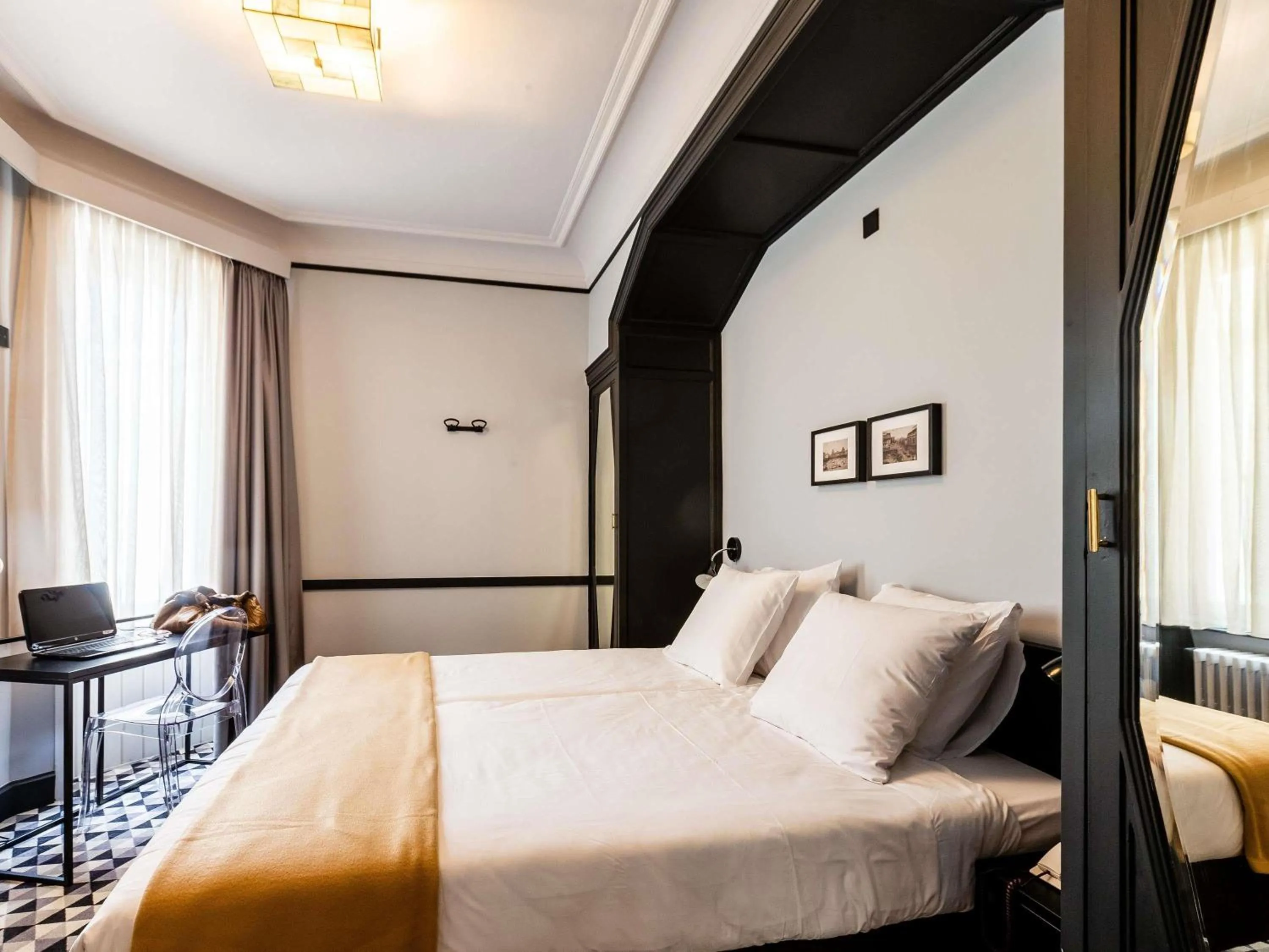 Bedroom, Bed in Hotel des Colonies Brussels by Mercure
