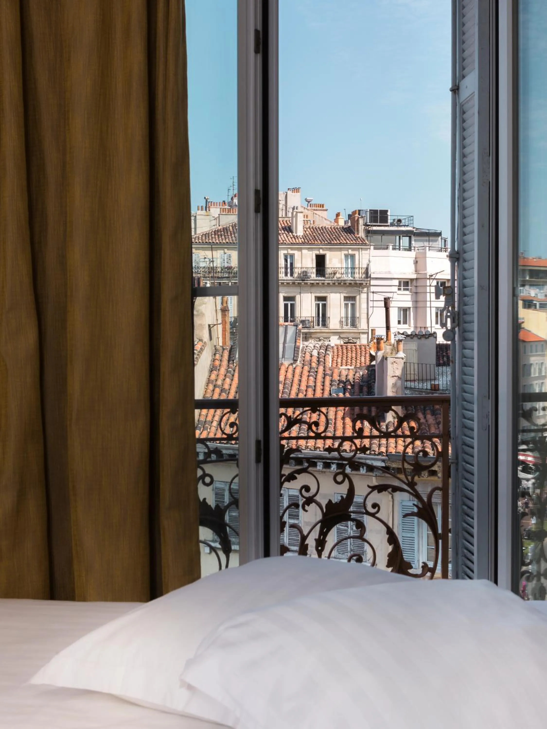 View (from property/room), Bed in Escale Oceania Marseille Vieux Port