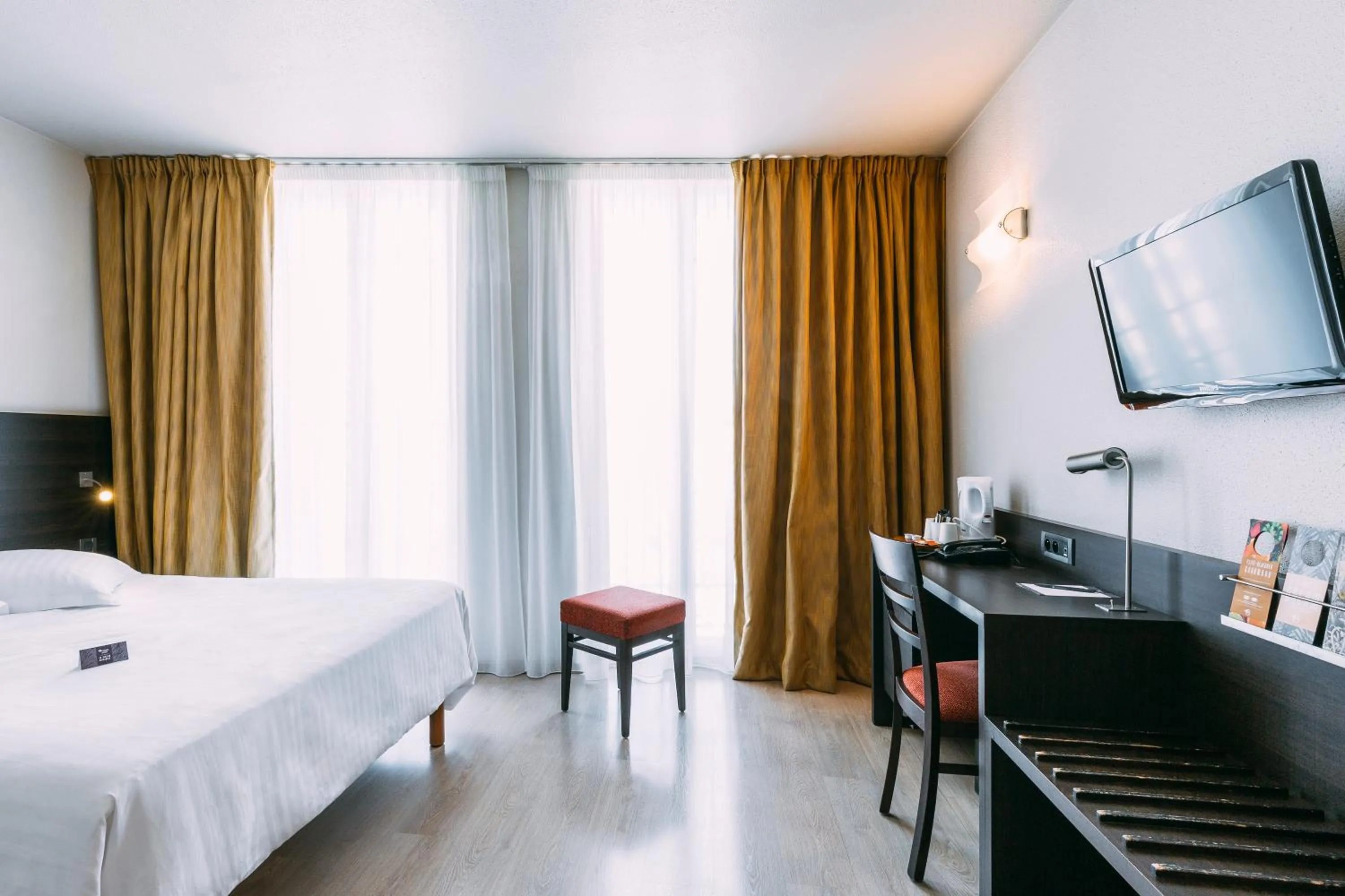 Photo of the whole room, Bed in Escale Oceania Marseille Vieux Port