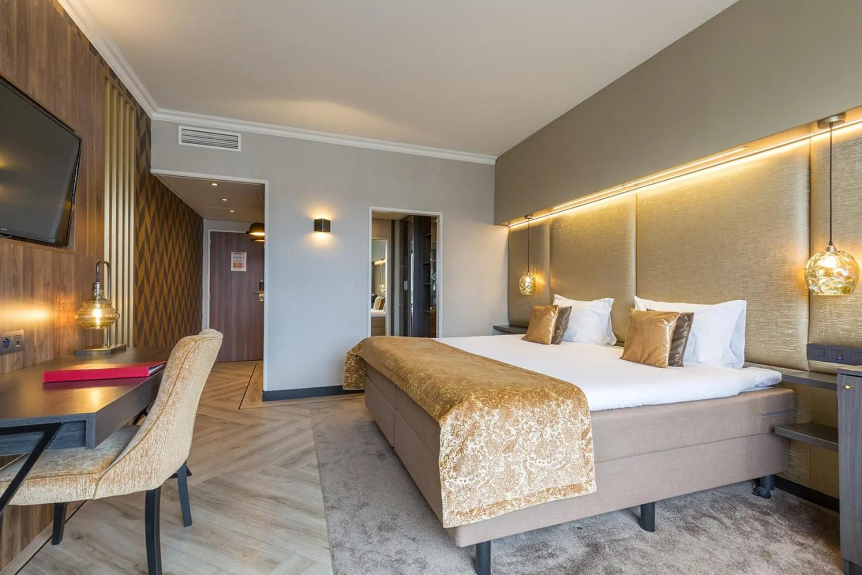 Photo of the whole room, Bed in Leonardo Hotel Antwerp The Plaza