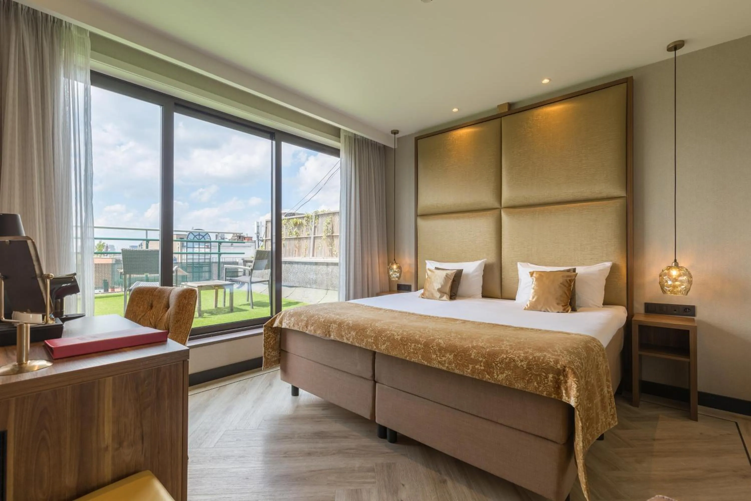 Photo of the whole room, Bed in Leonardo Hotel Antwerp The Plaza