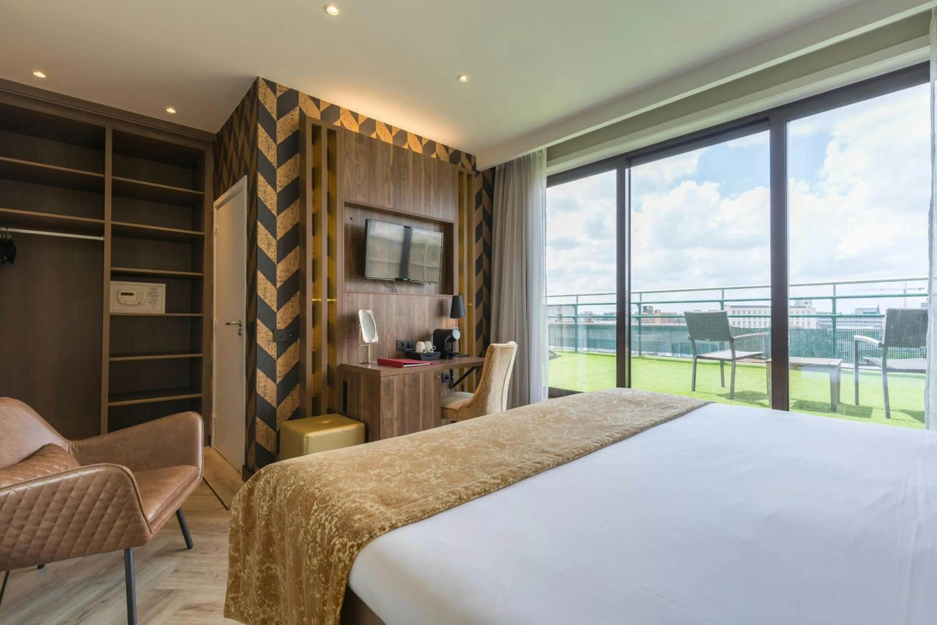 Photo of the whole room, Bed in Leonardo Hotel Antwerp The Plaza