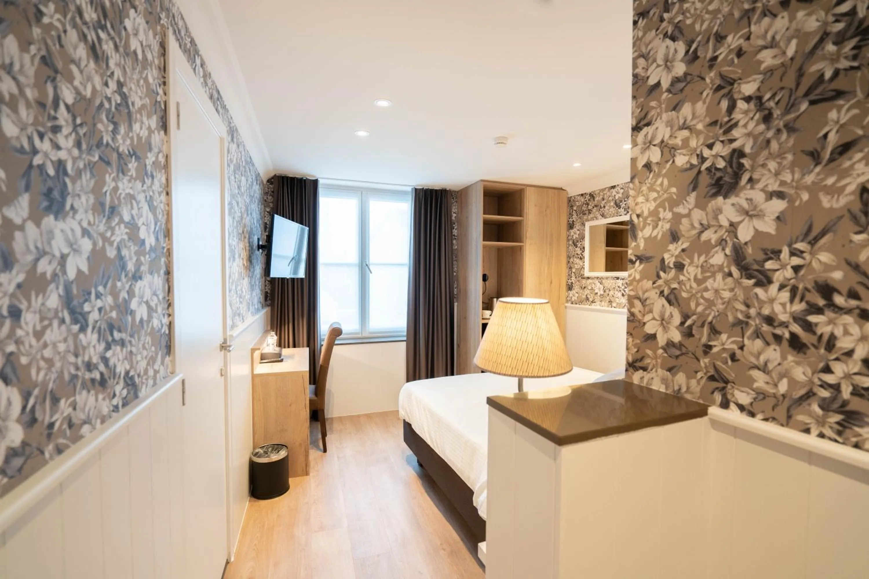 View (from property/room), Bed in Hotel du Théâtre