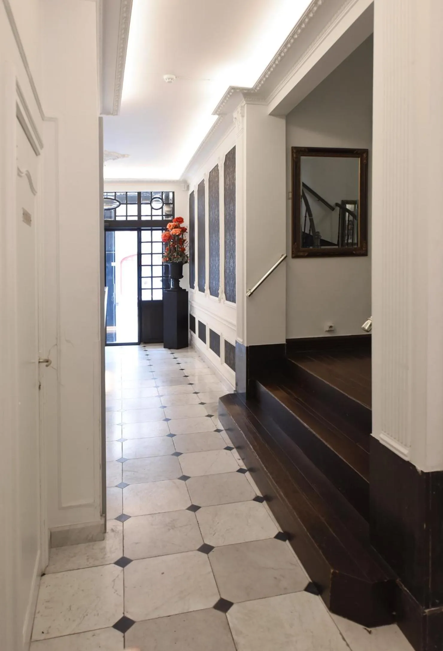 Facade/entrance in Hotel du Théâtre