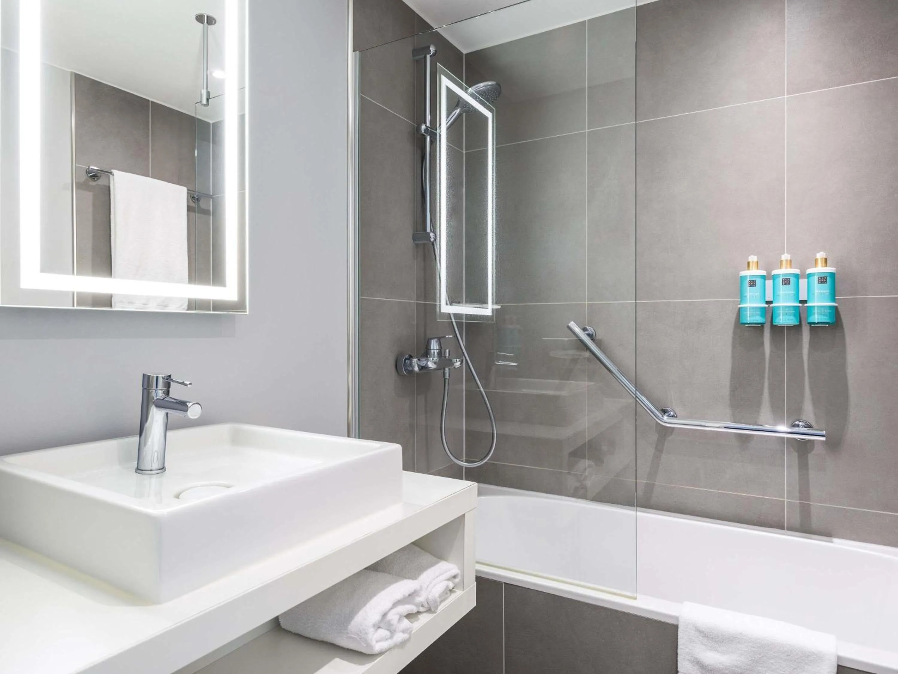 Bedroom in Hotel Novotel Brussels Off Grand Place