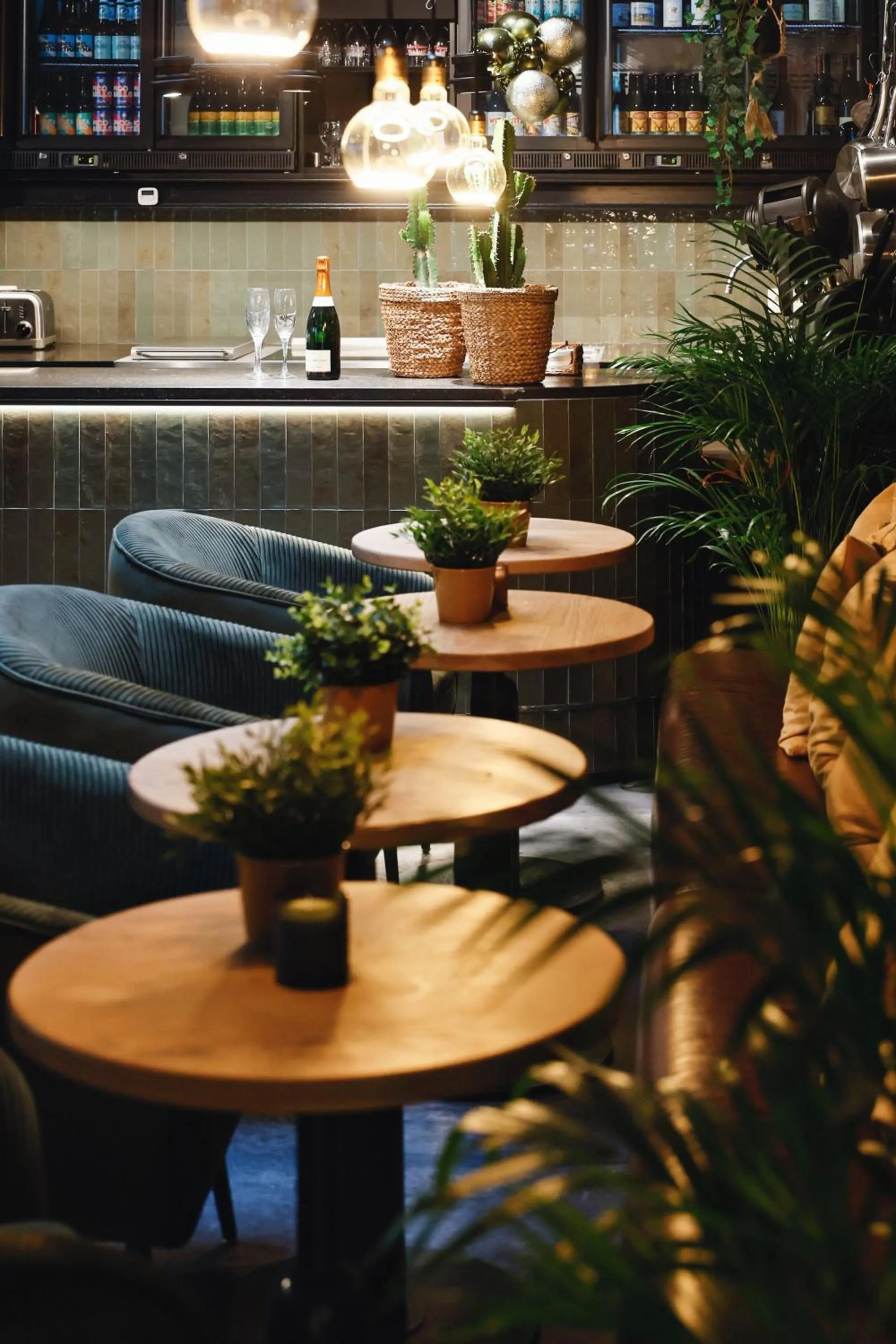 Restaurant/places to eat in Zoom Hotel