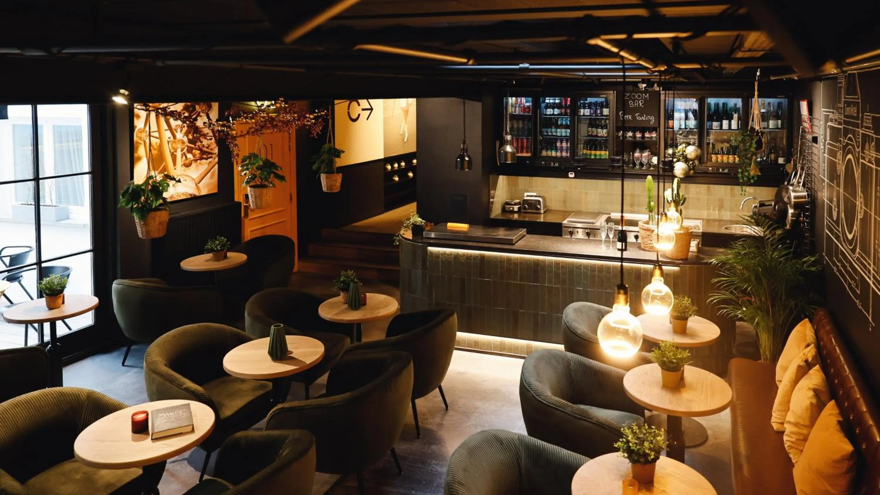 Restaurant/places to eat in Zoom Hotel