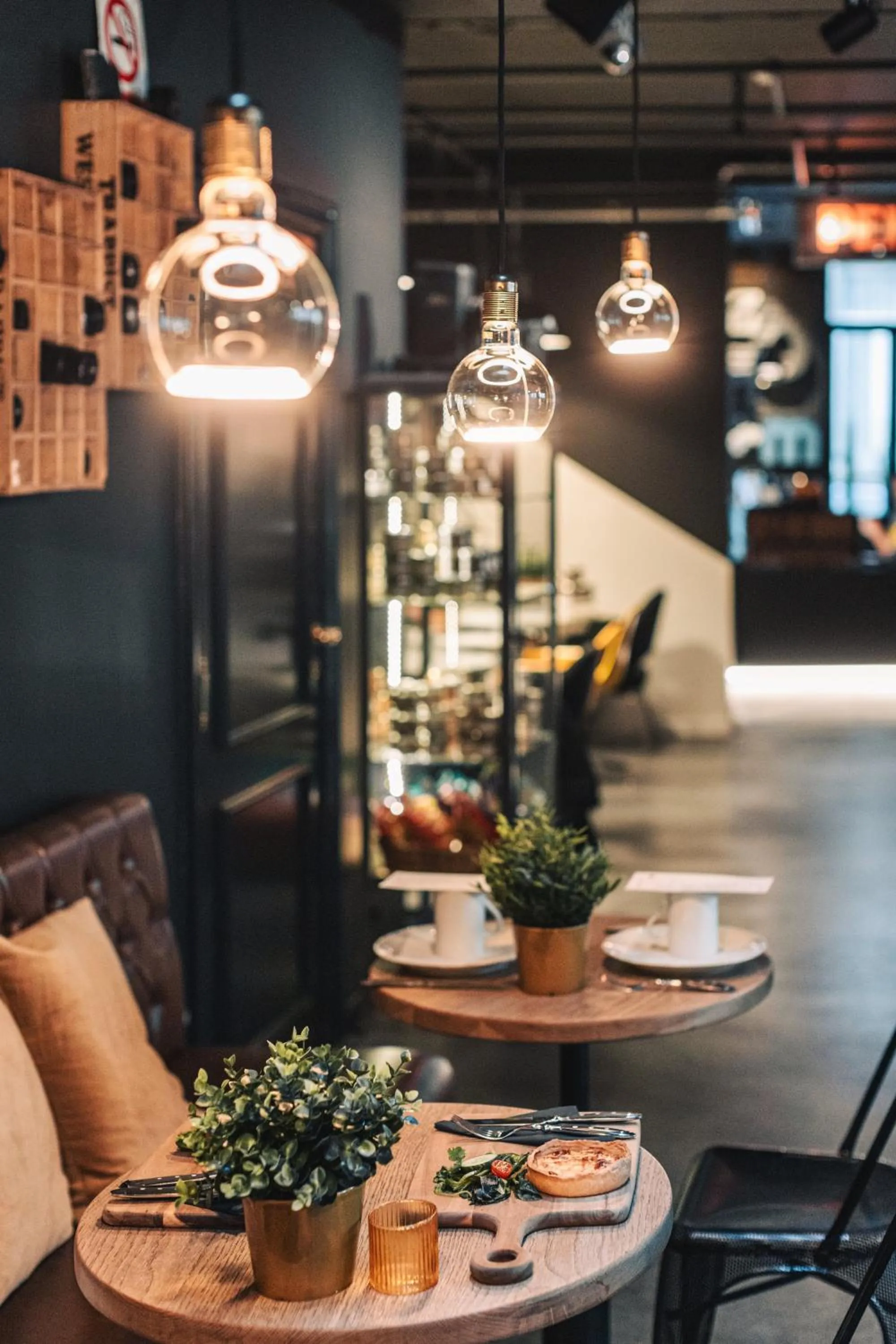 Restaurant/places to eat in Zoom Hotel