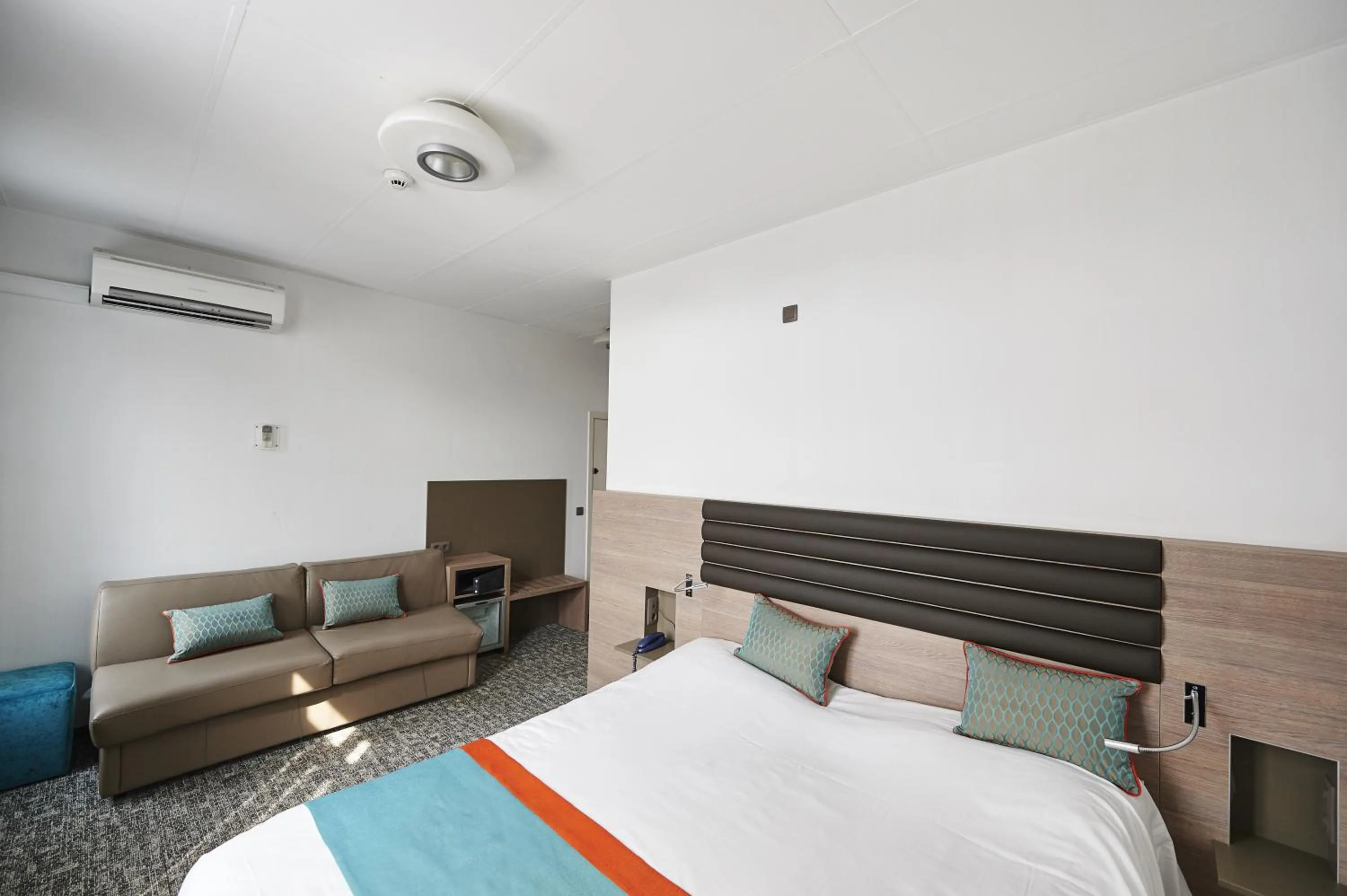 Living room, Bed in Grand Hotel de Flandre