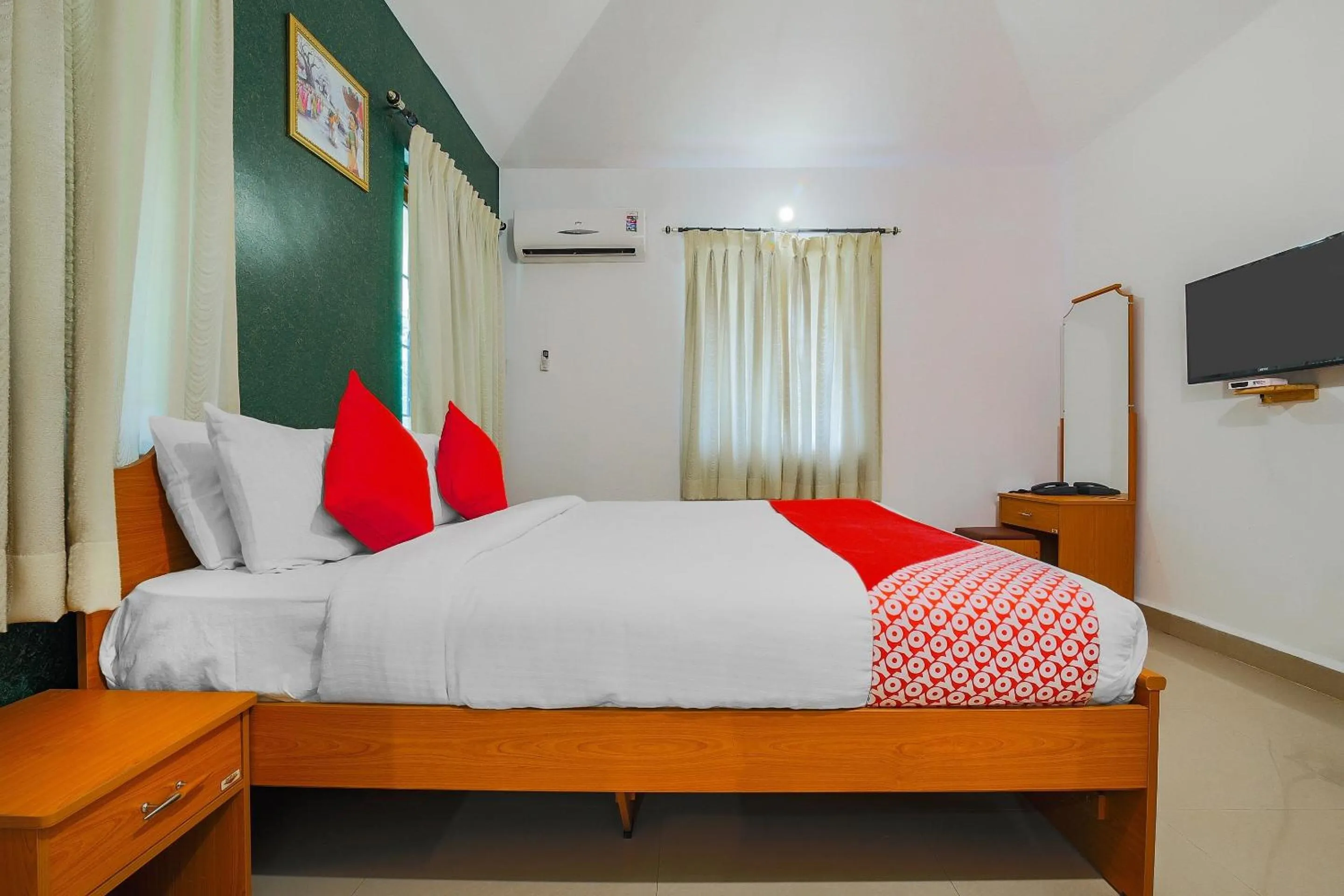 Bedroom, Bed in Super Hotel O The Goan Courtyard