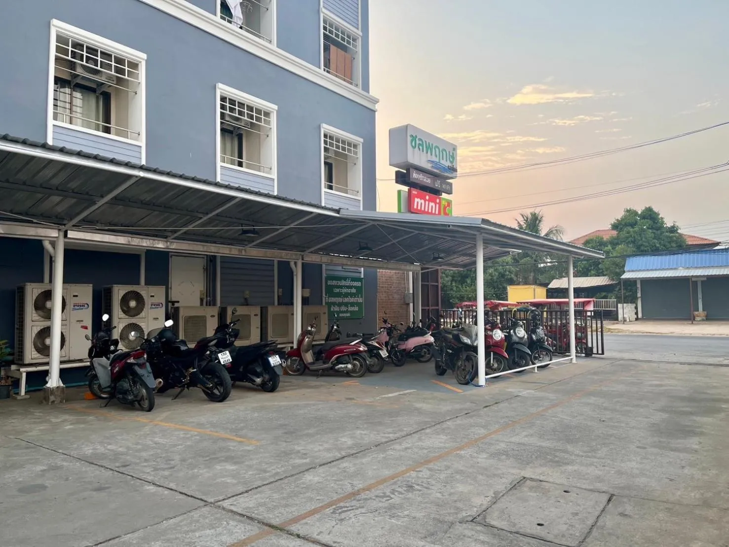 Parking in Chonlapruk Lakeside Hotel