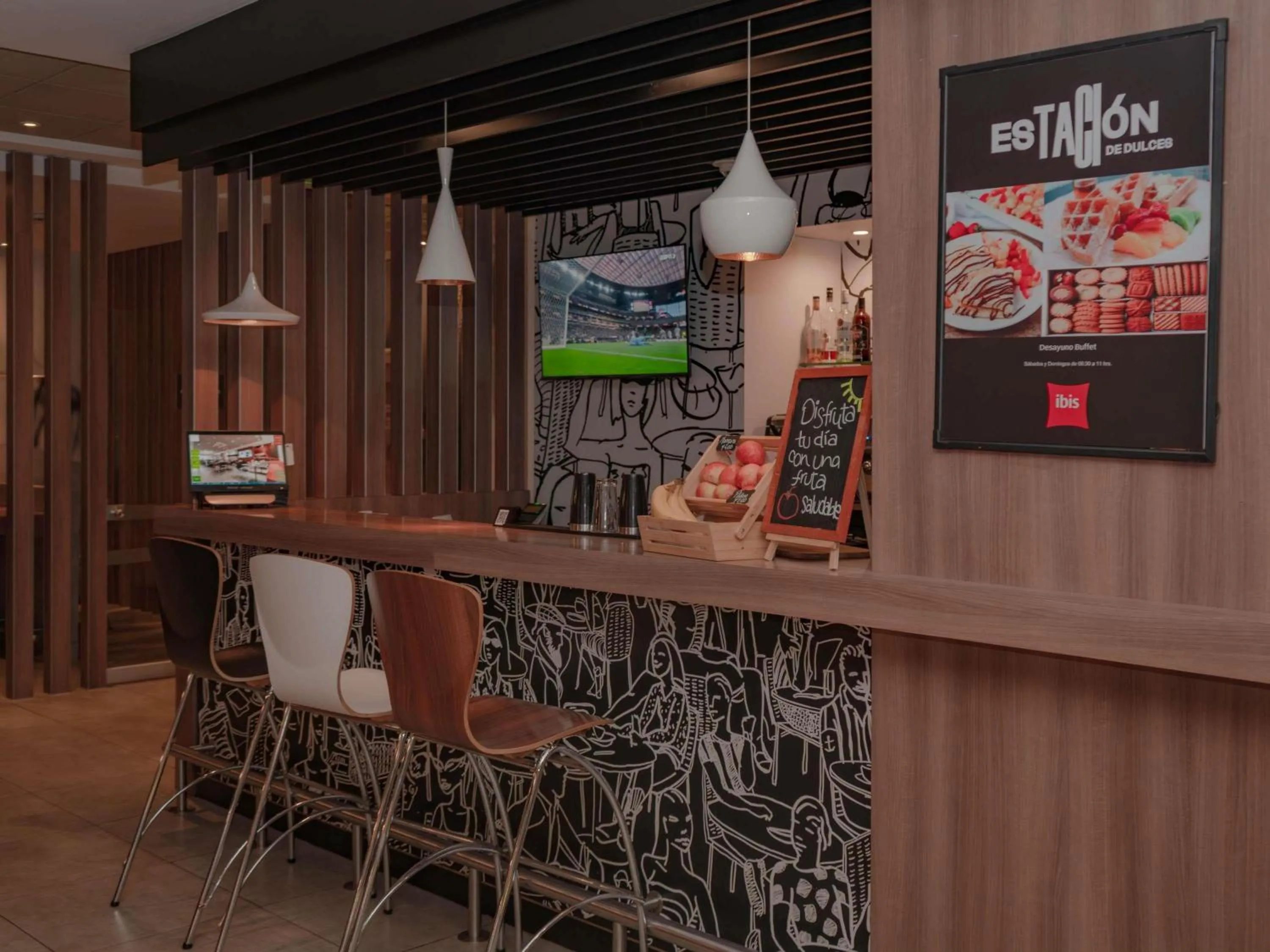Lounge or bar in ibis Lima Reducto Miraflores