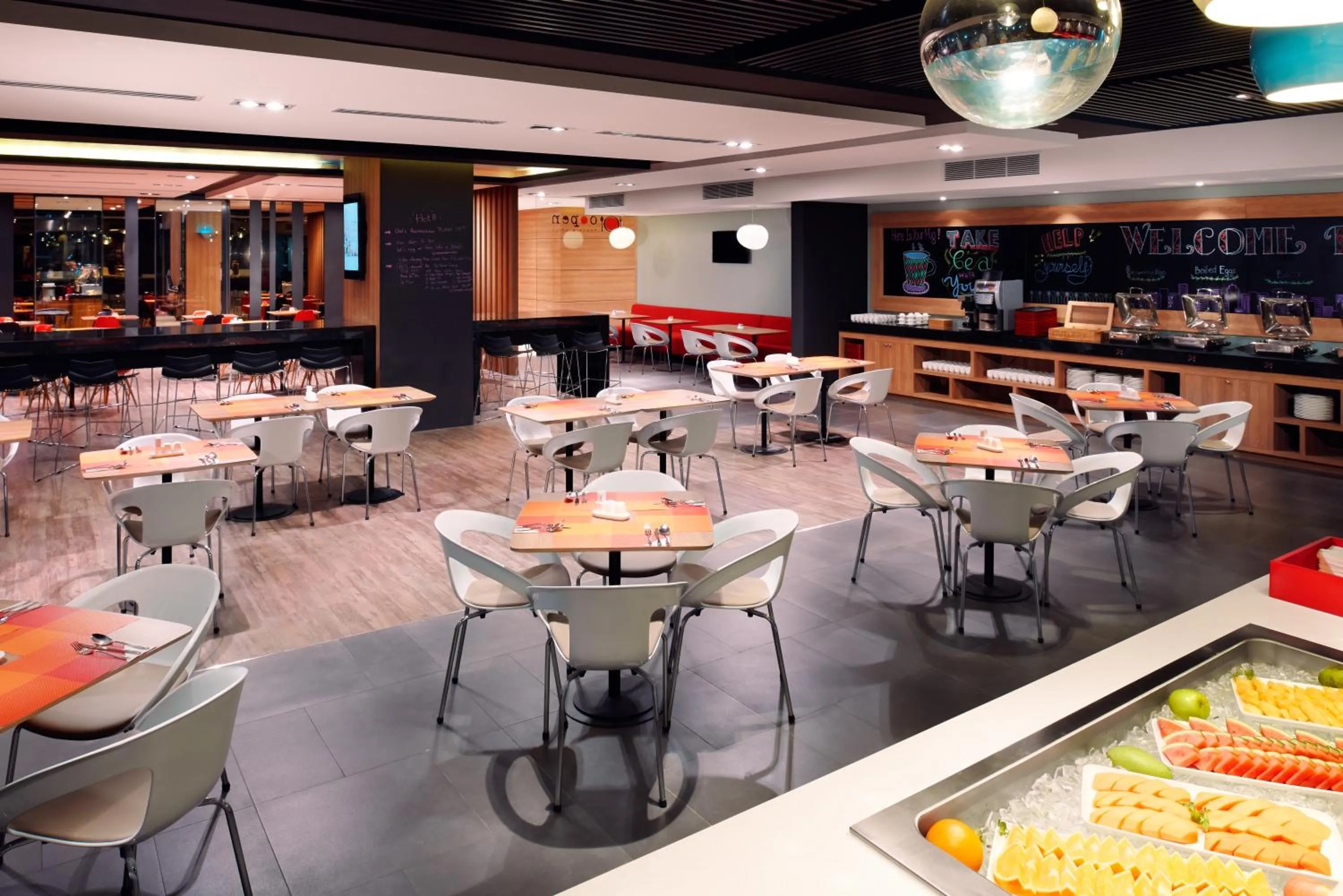 Restaurant/places to eat in Ibis Saigon Airport