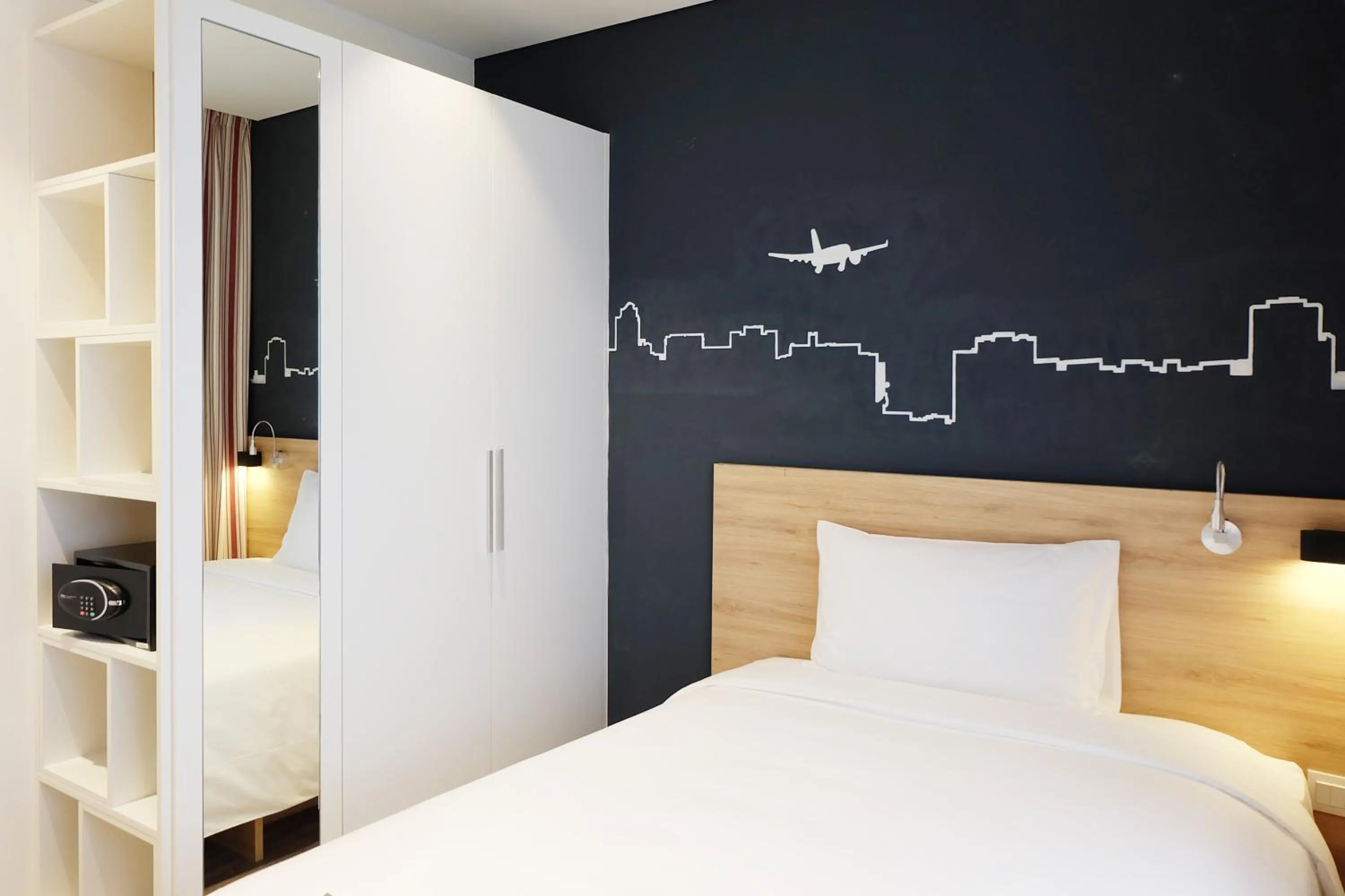 Bedroom, Bed in Ibis Saigon Airport