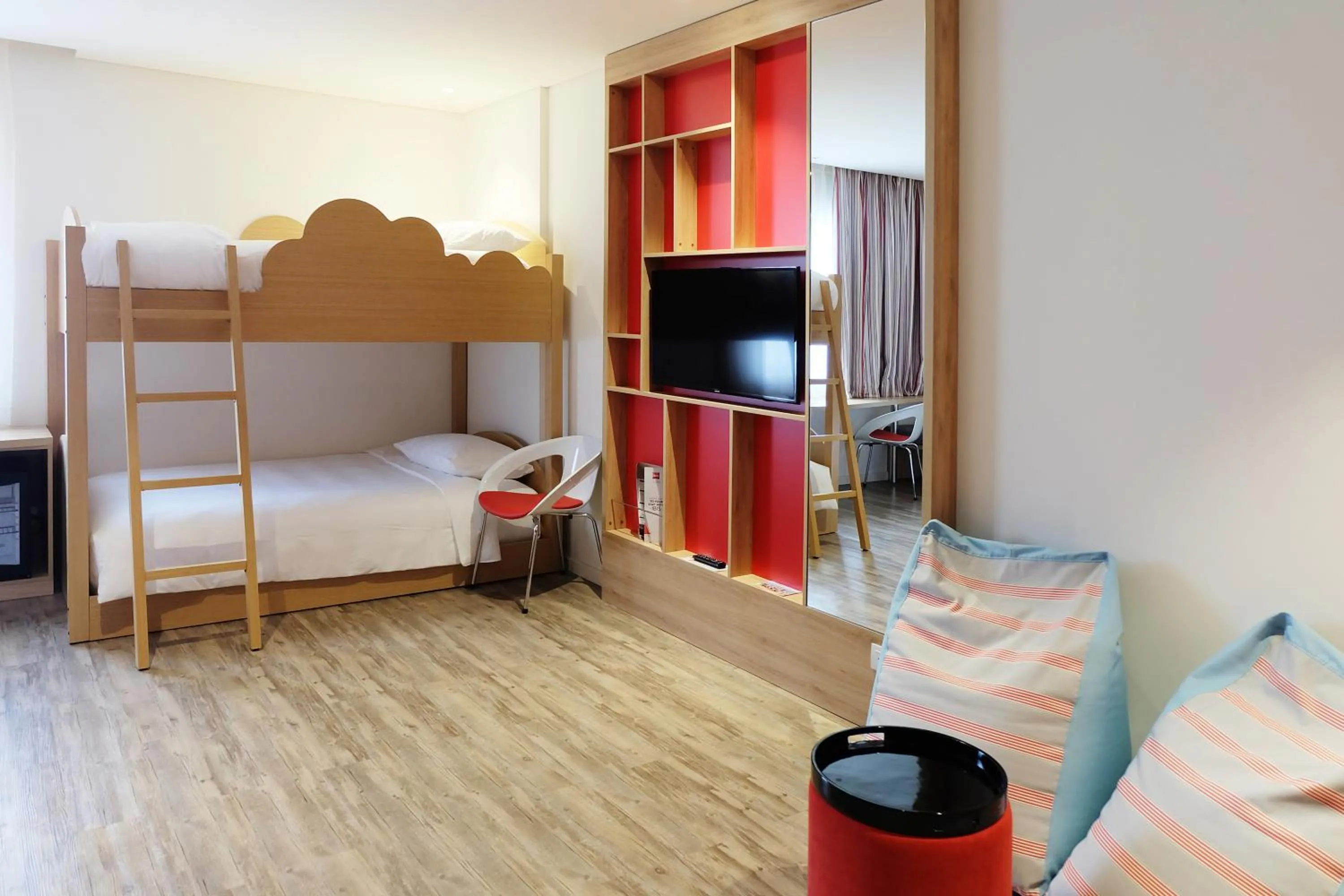 Bedroom, Bed in Ibis Saigon Airport