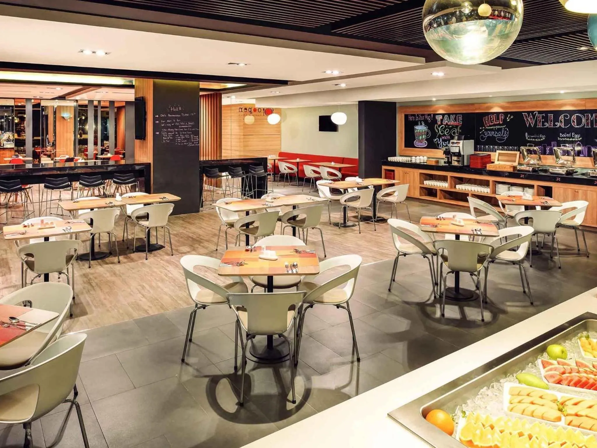 Restaurant/places to eat in Ibis Saigon Airport