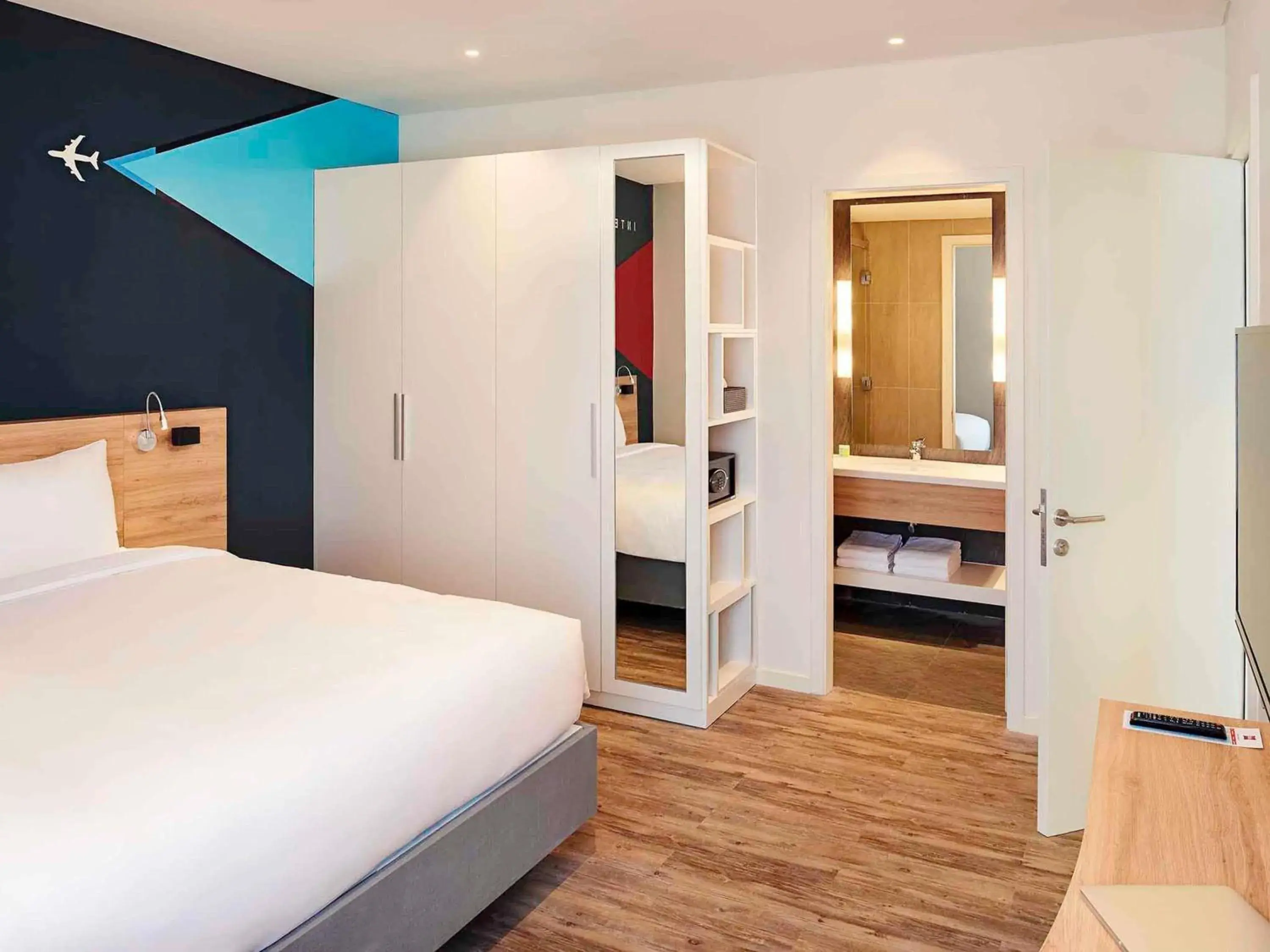 King Studio - Complimentary Round-trip Transfer to International Terminal upon request in Ibis Saigon Airport King Studio - Complimentary Round-trip Transfer to International Terminal upon request in Ibis Saigon Airport