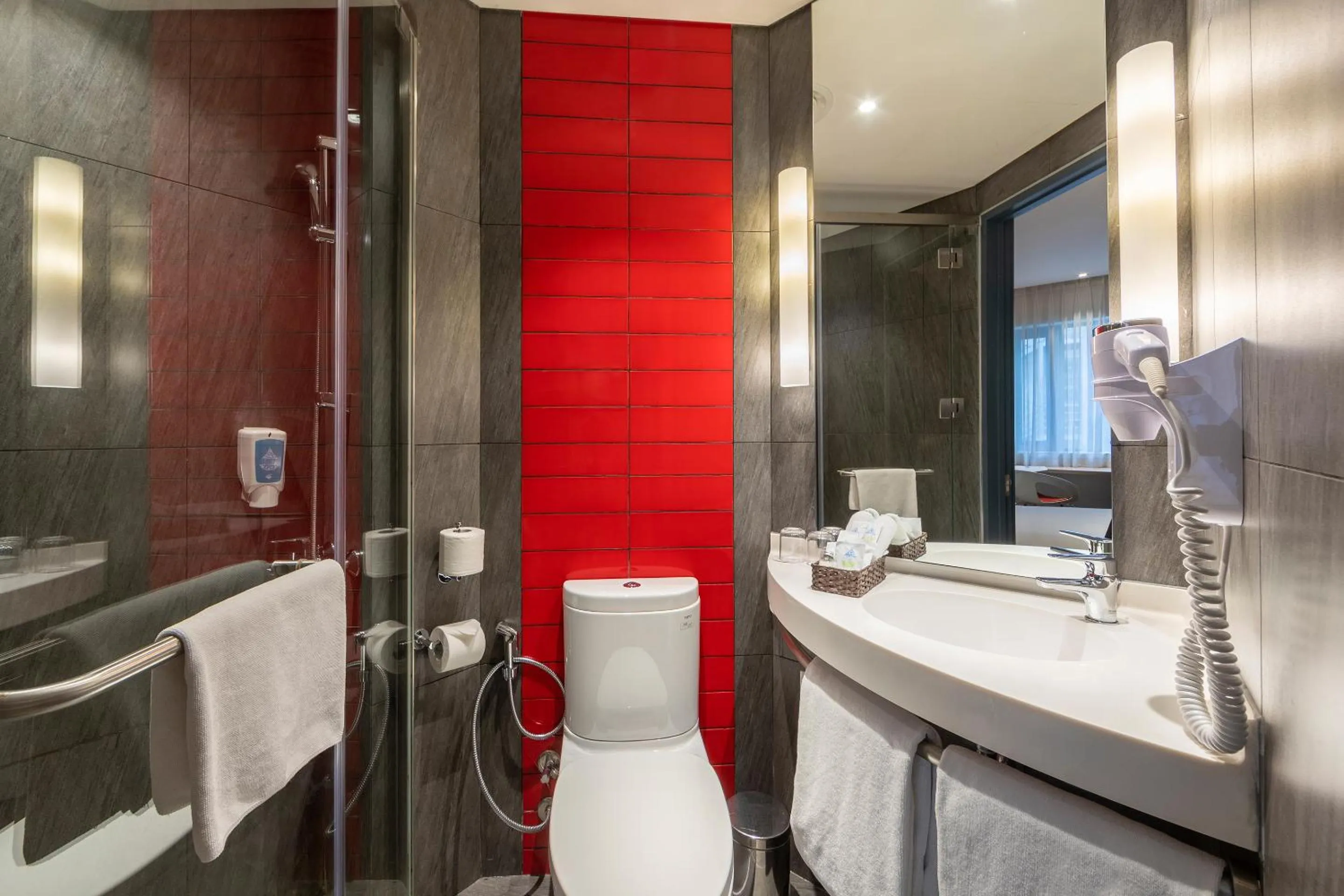 Shower in Ibis Saigon Airport