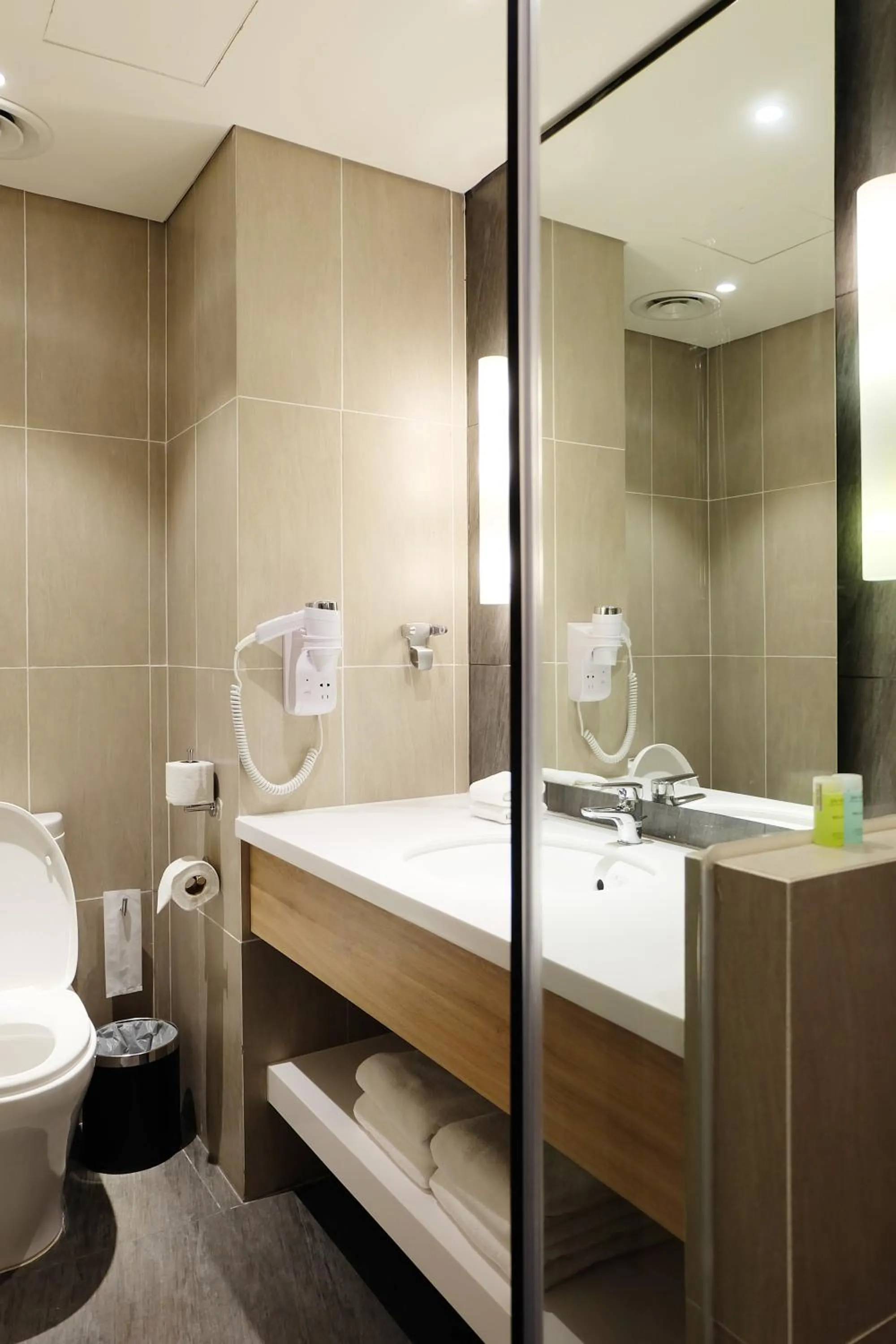 Shower in Ibis Saigon Airport