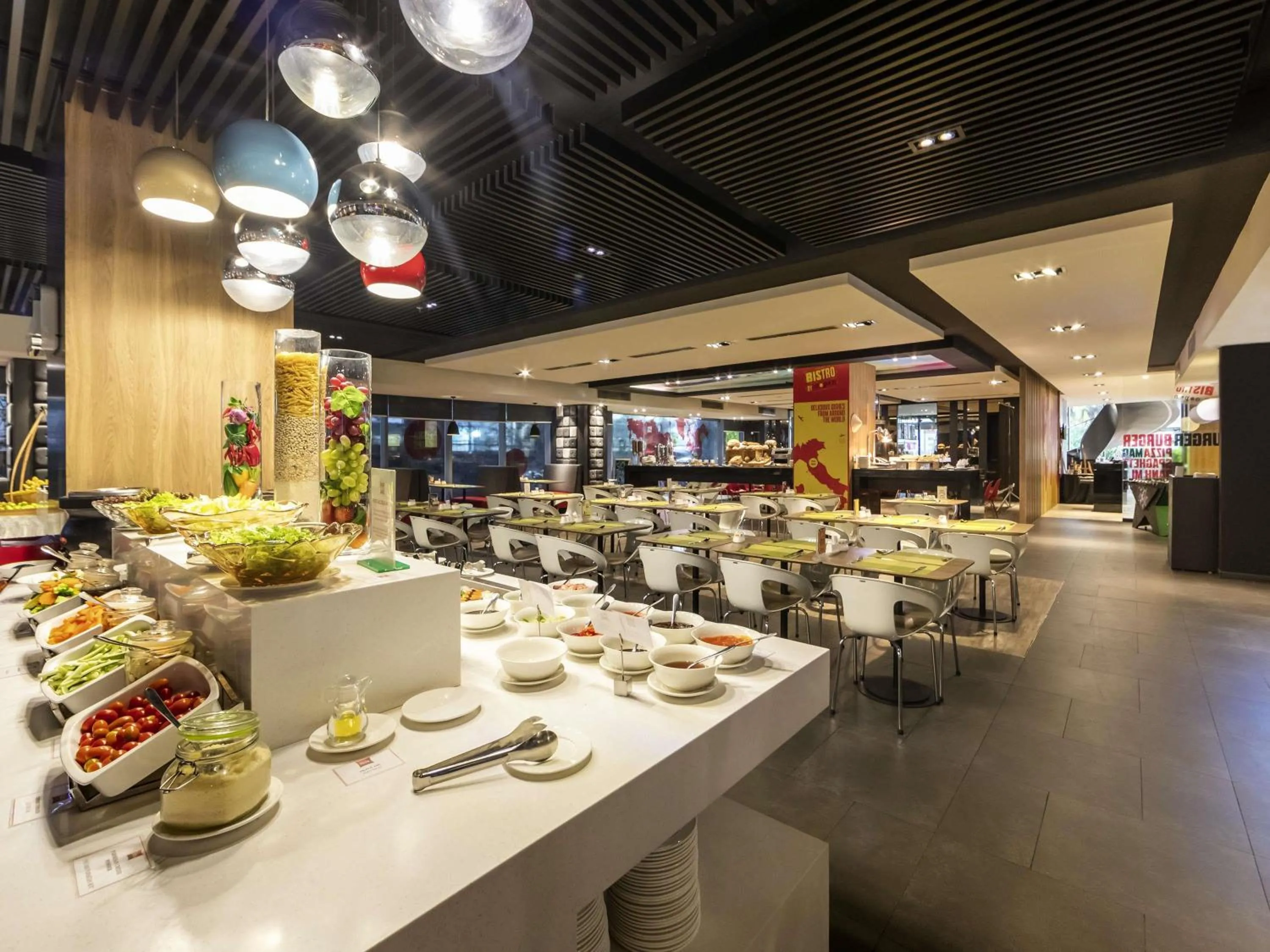 Restaurant/places to eat in Ibis Saigon Airport
