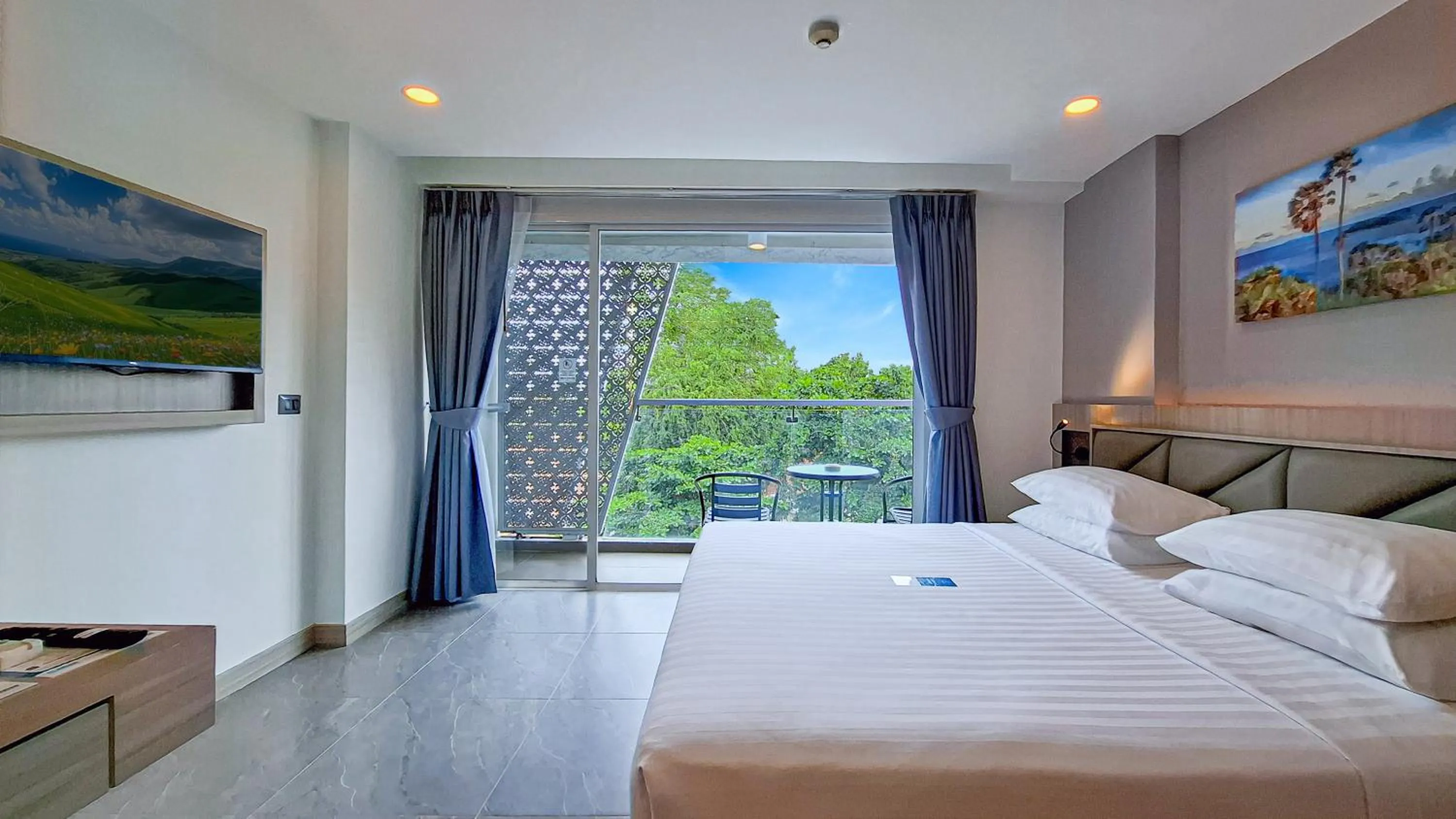 Bed in Clarian Hotel Beach Patong