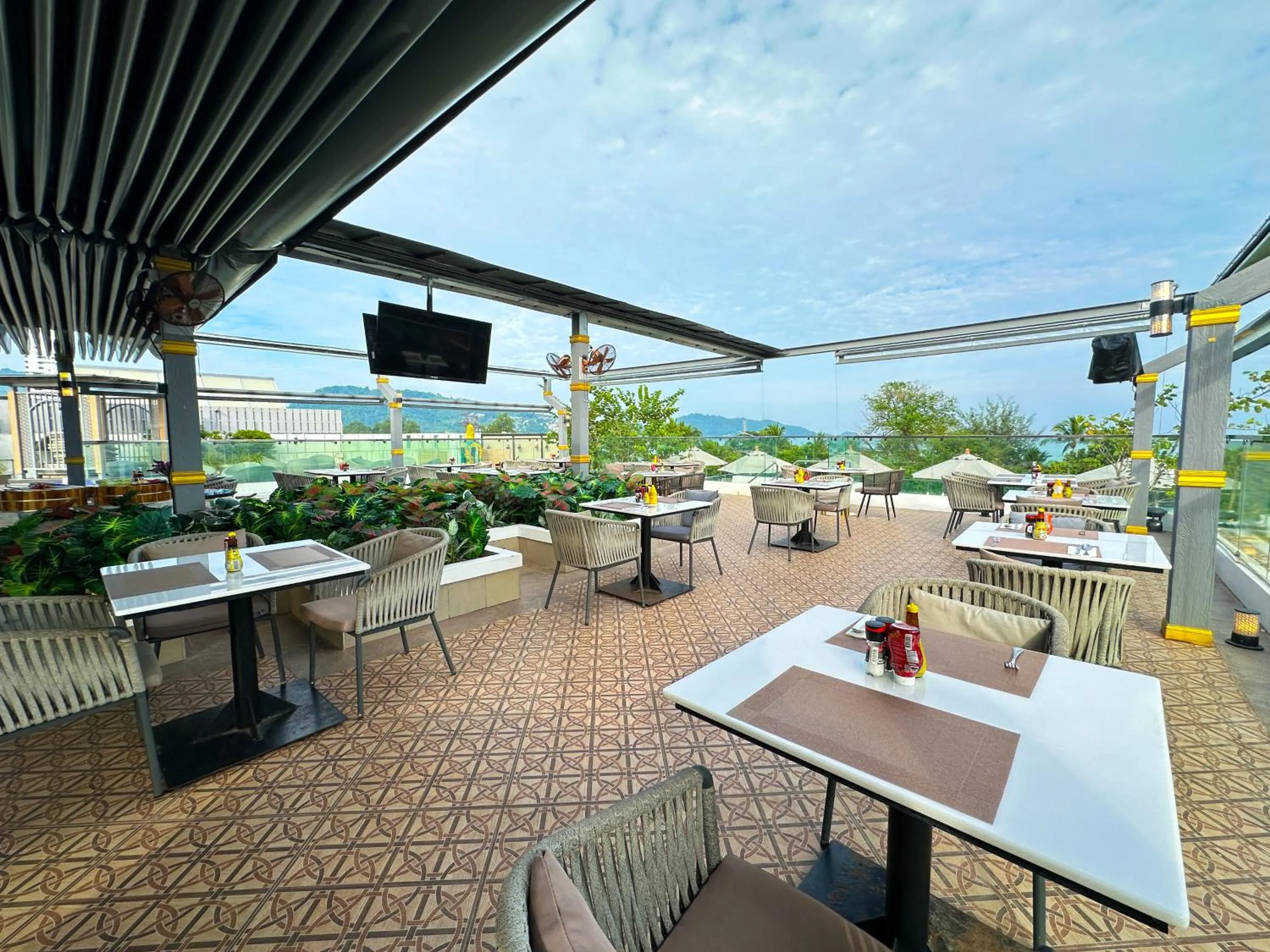 Restaurant/places to eat in Clarian Hotel Beach Patong