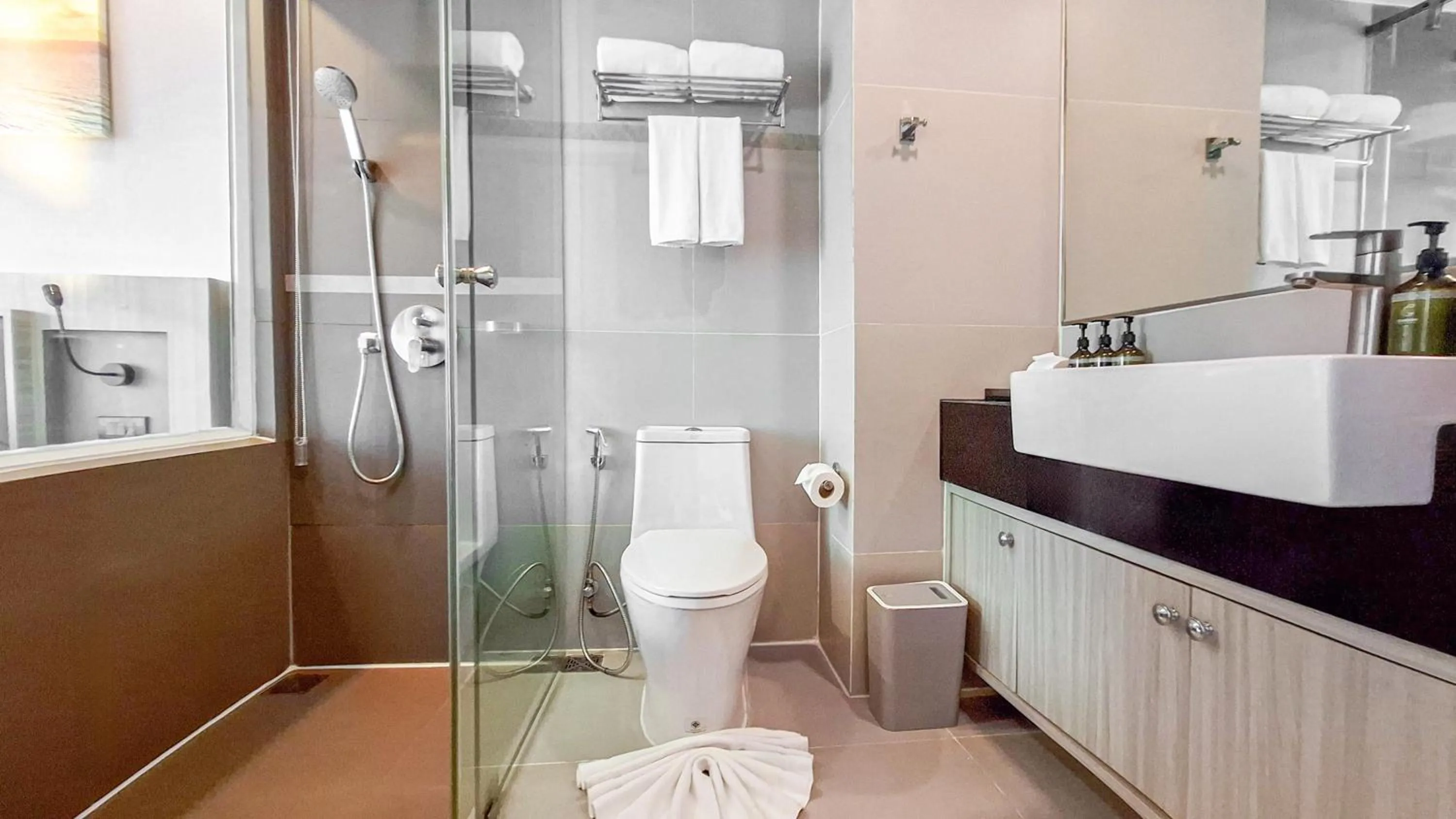 Shower in Clarian Hotel Beach Patong