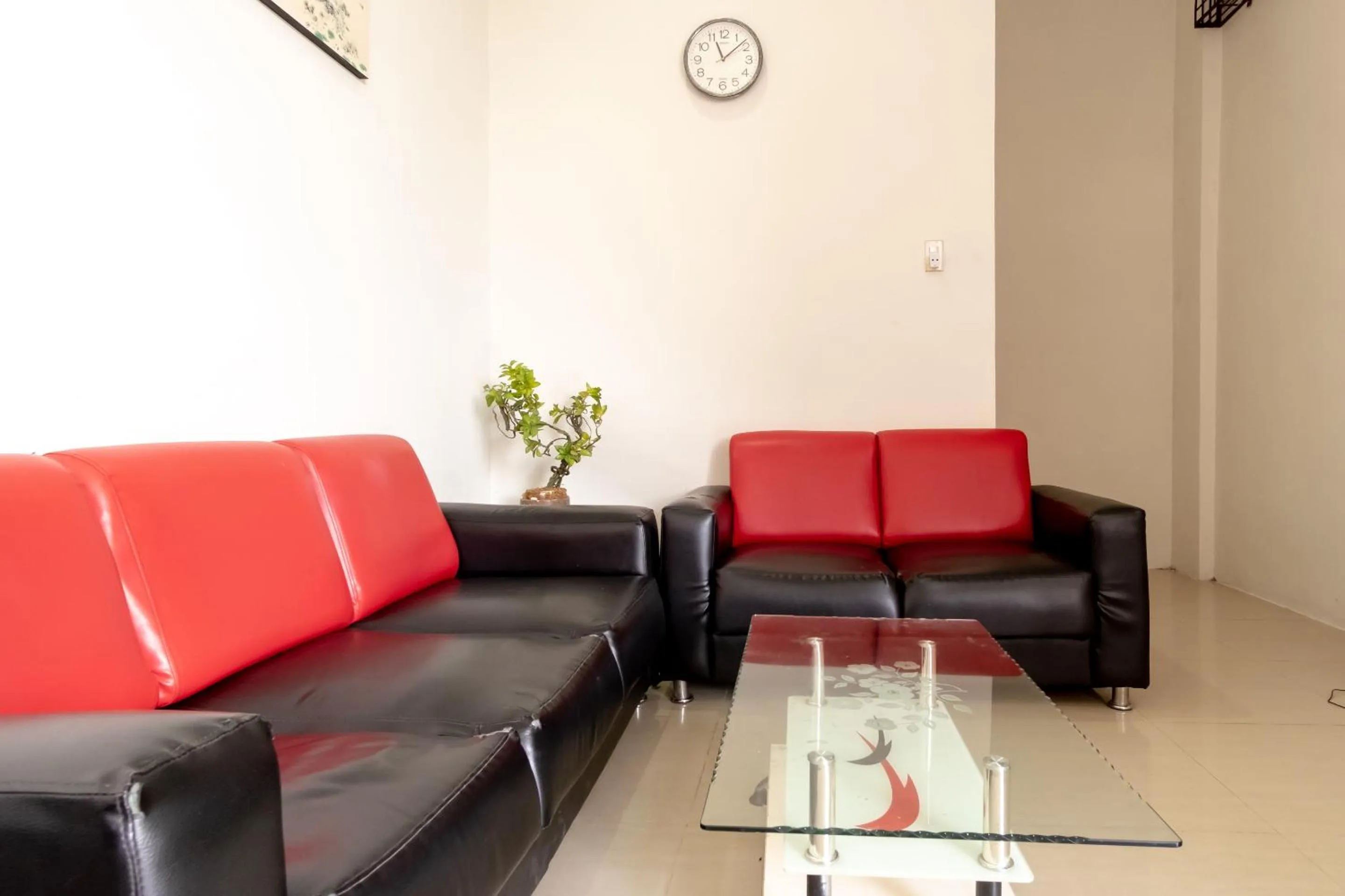 Seating area in Vandolia Guest House Medan RedPartner
