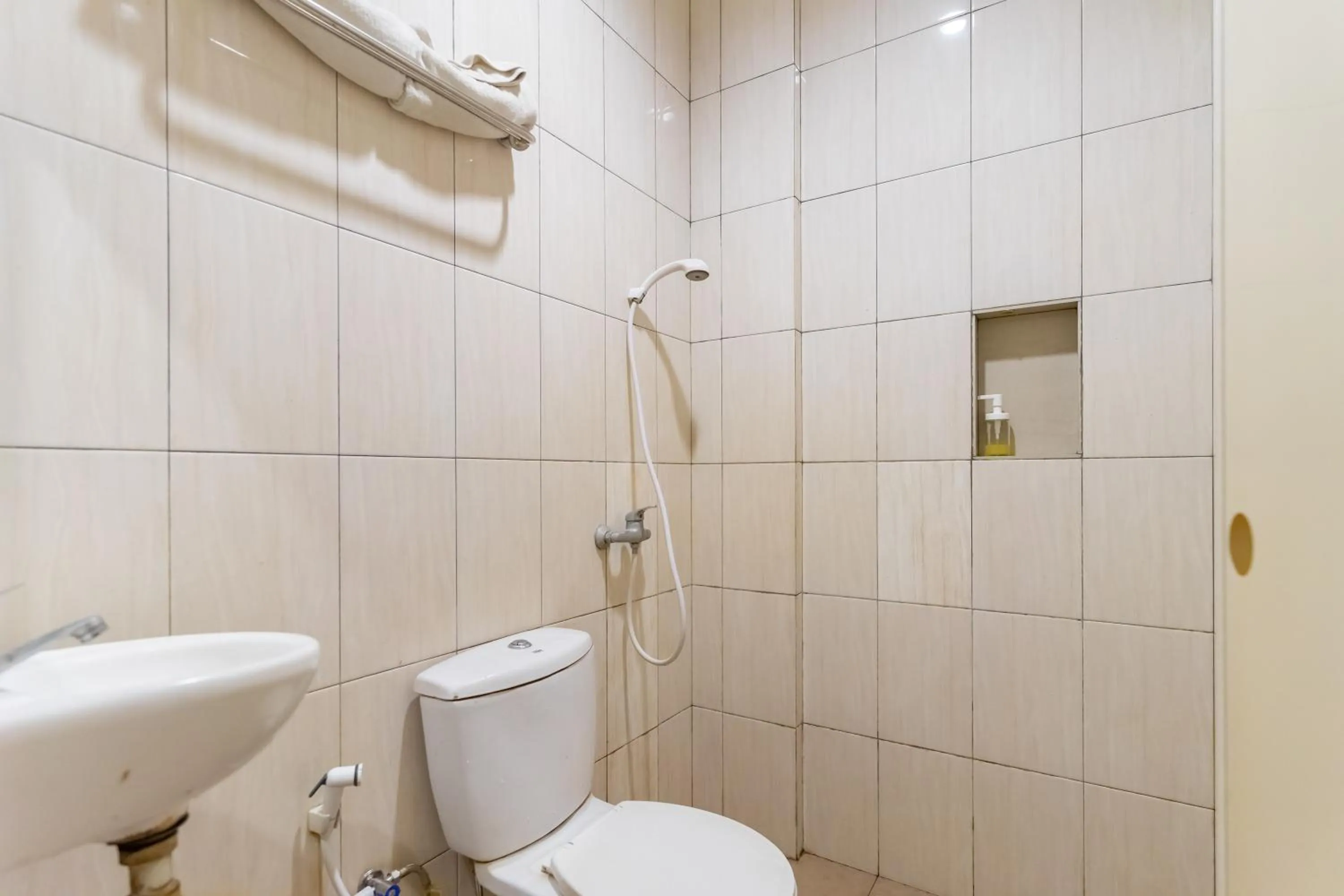 Bathroom in Vandolia Guest House Medan RedPartner