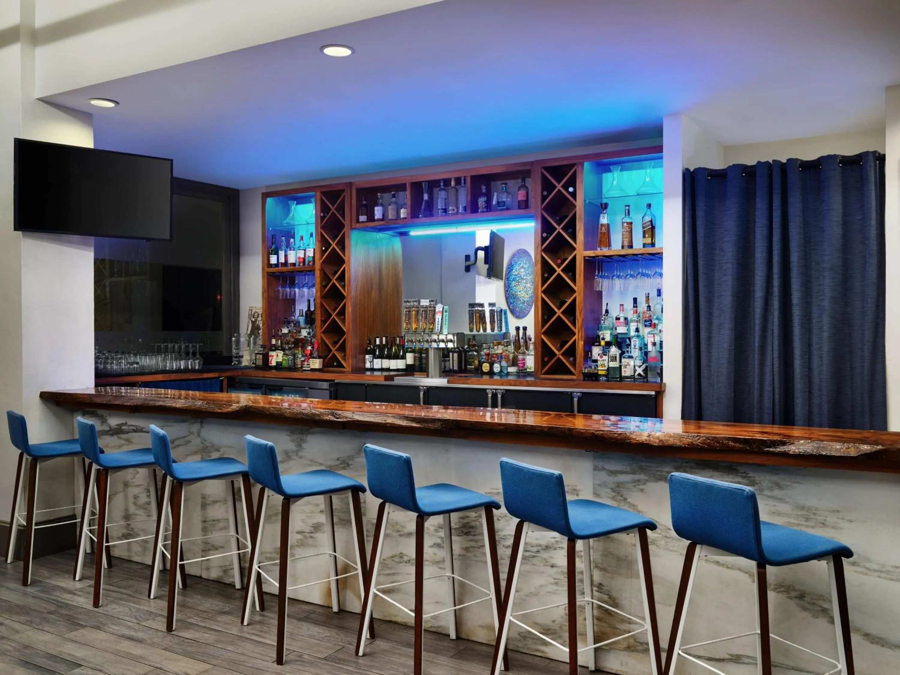 Lounge or bar in The Waters Hot Springs, Tapestry Collection by Hilton