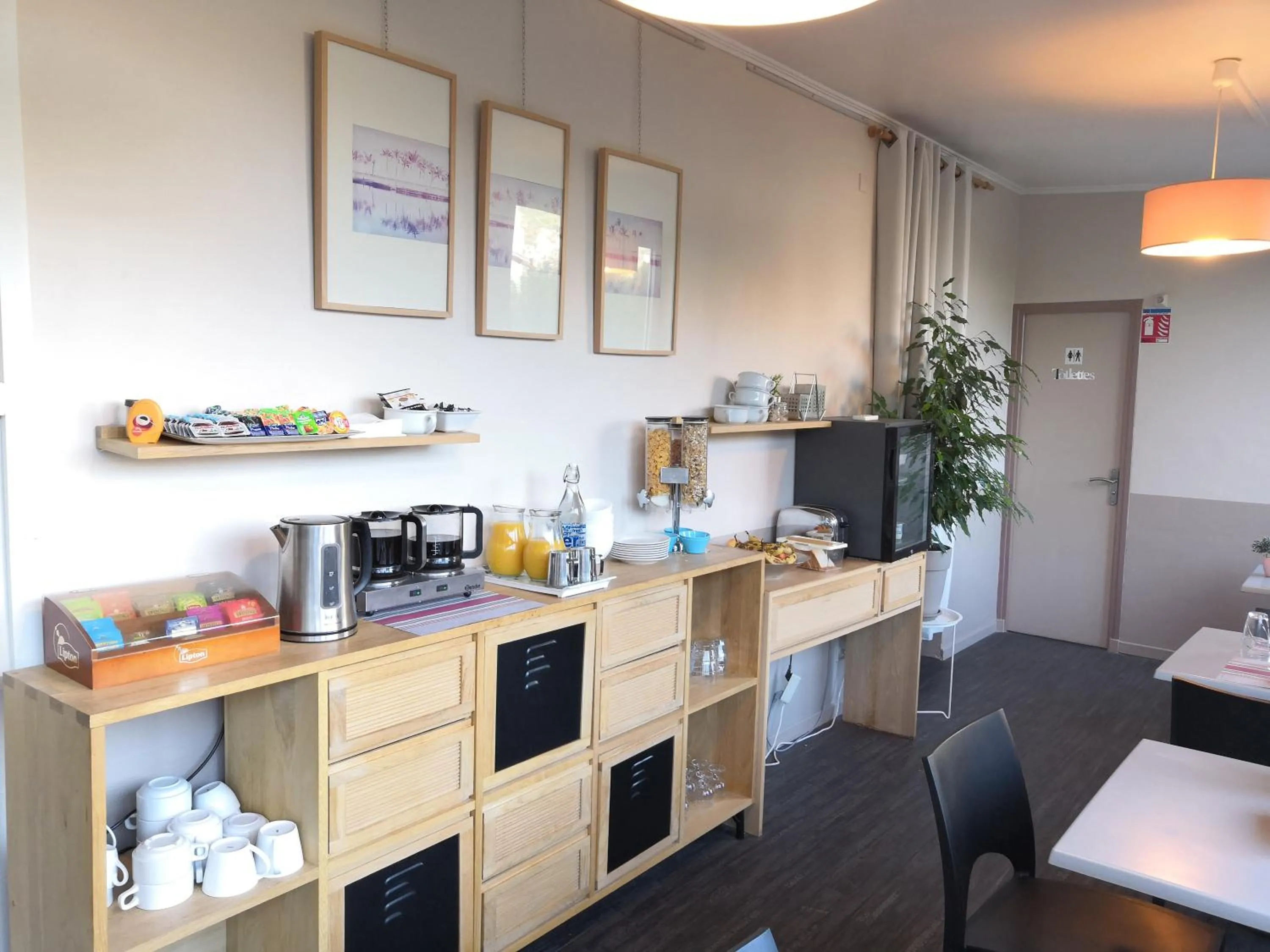 Buffet breakfast in Les Lavandes