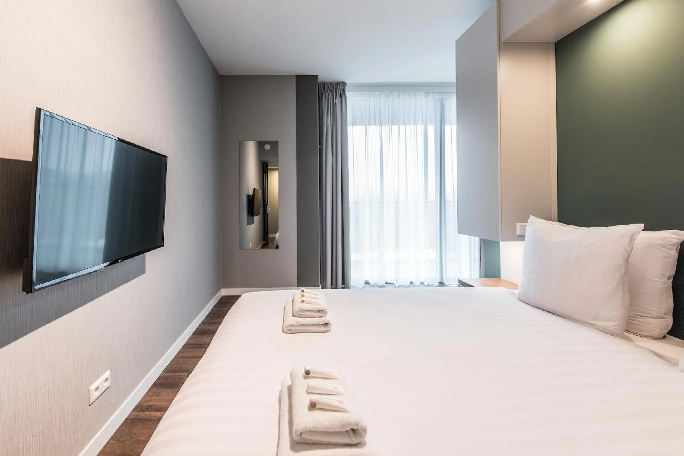 TV and multimedia, Bed in YAYS Amsterdam North by Numa