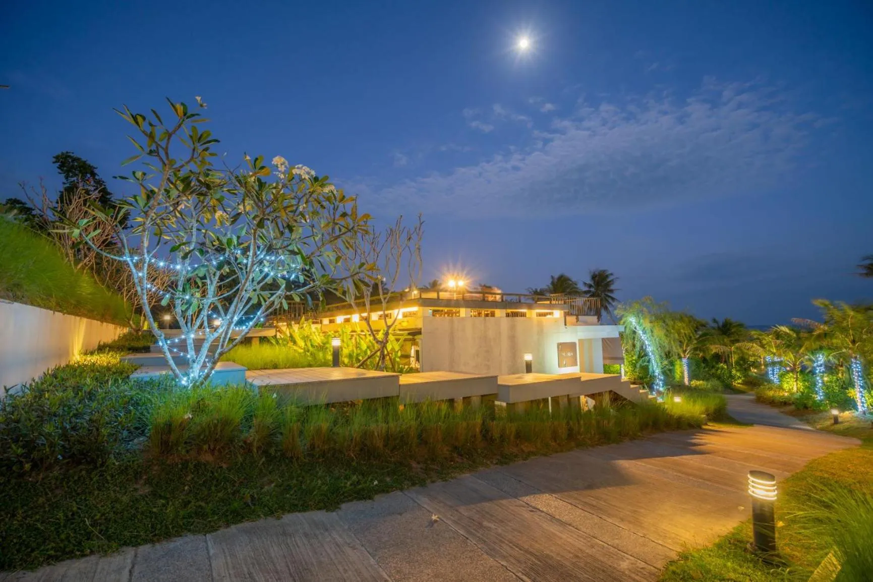 Restaurant/places to eat in SEAnery Beach Resort