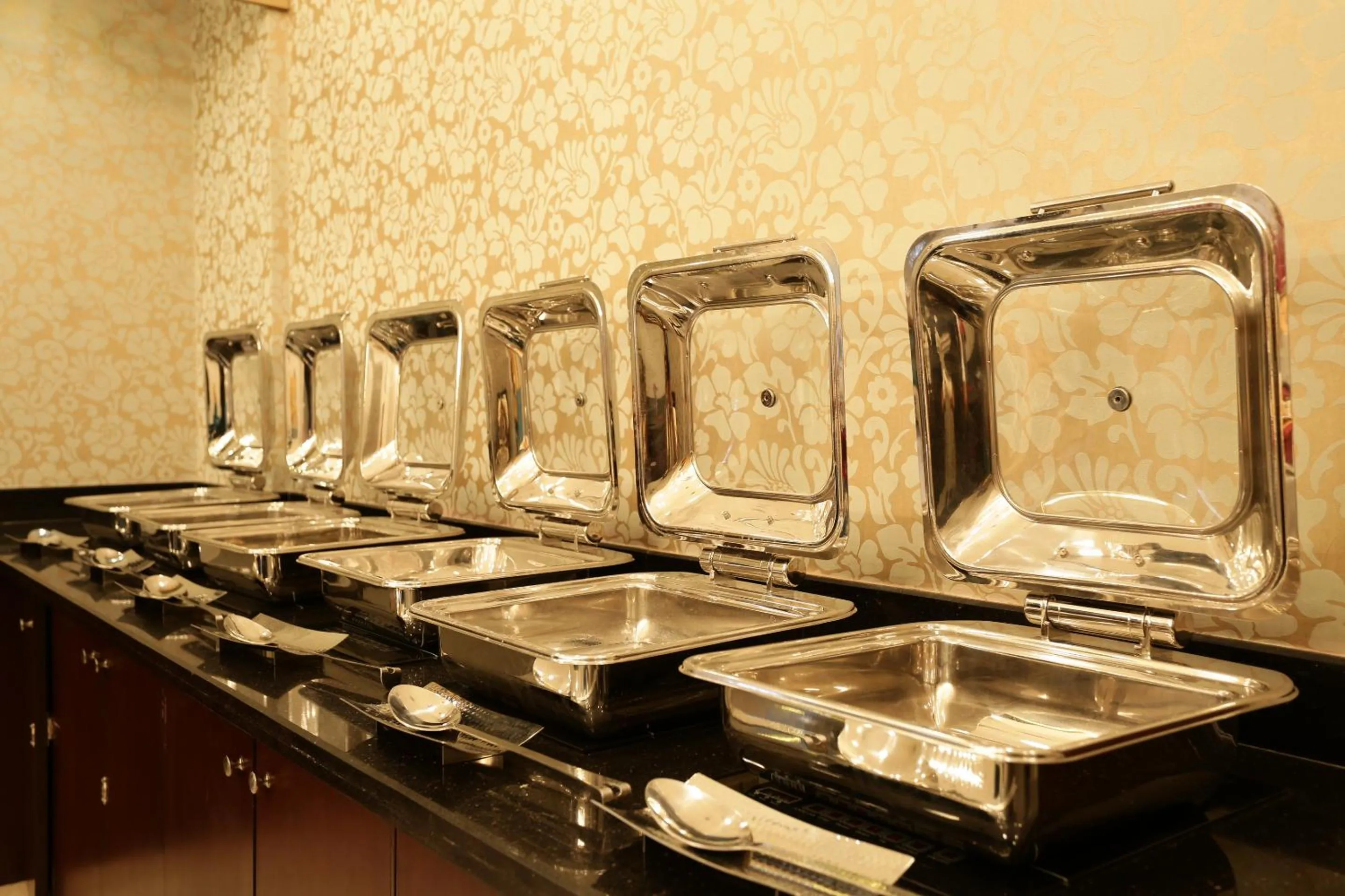 Buffet breakfast in Comfort Inn Sapphire By Eastylnn Hotels