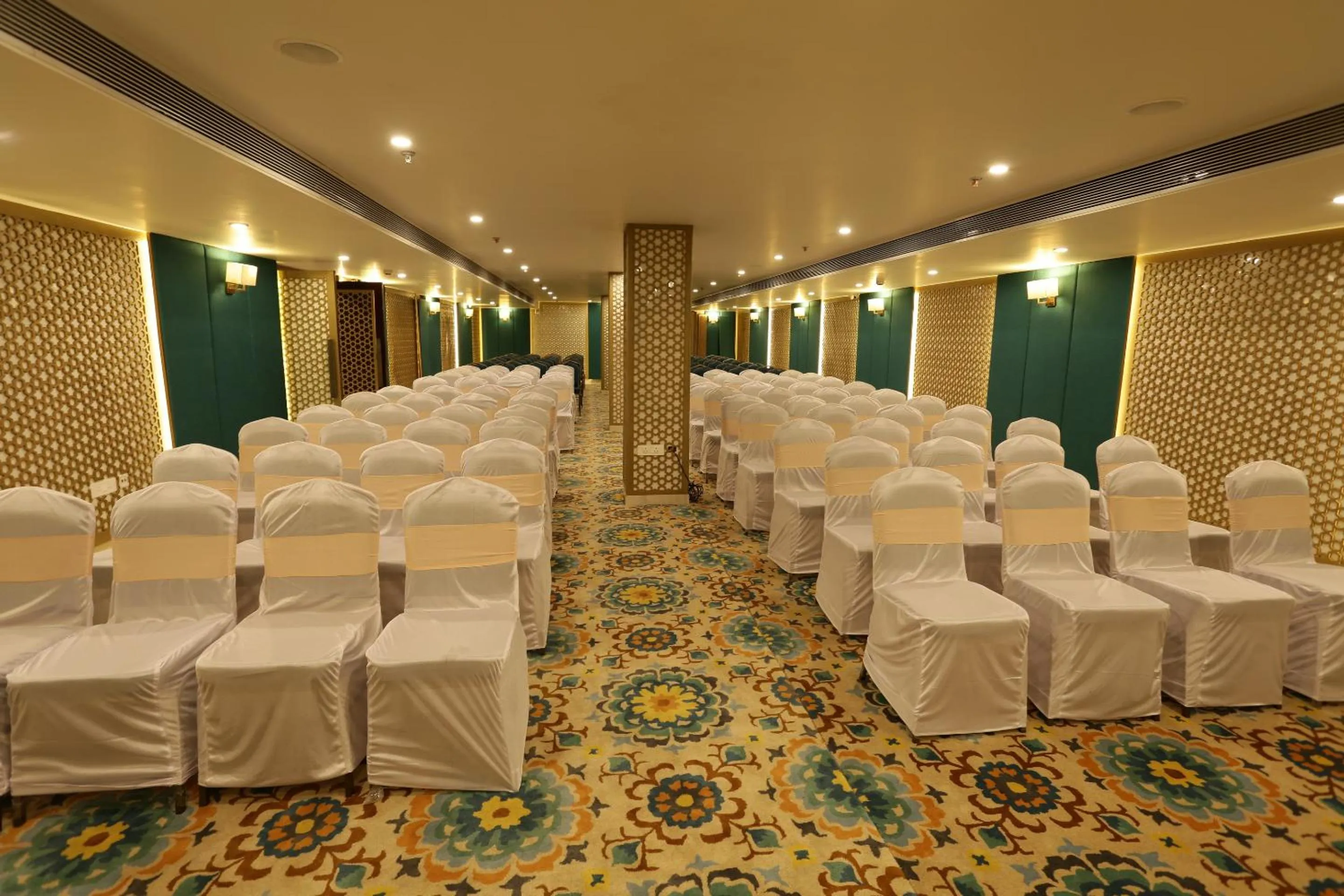 Banquet/Function facilities in Comfort Inn Sapphire By Eastylnn Hotels