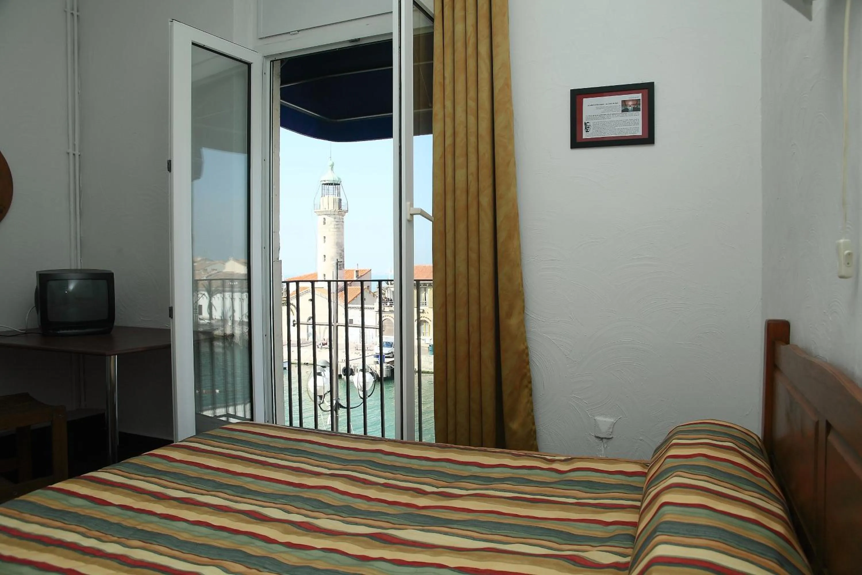Photo of the whole room, Bed in Hôtel Belle Vue d'Angleterre