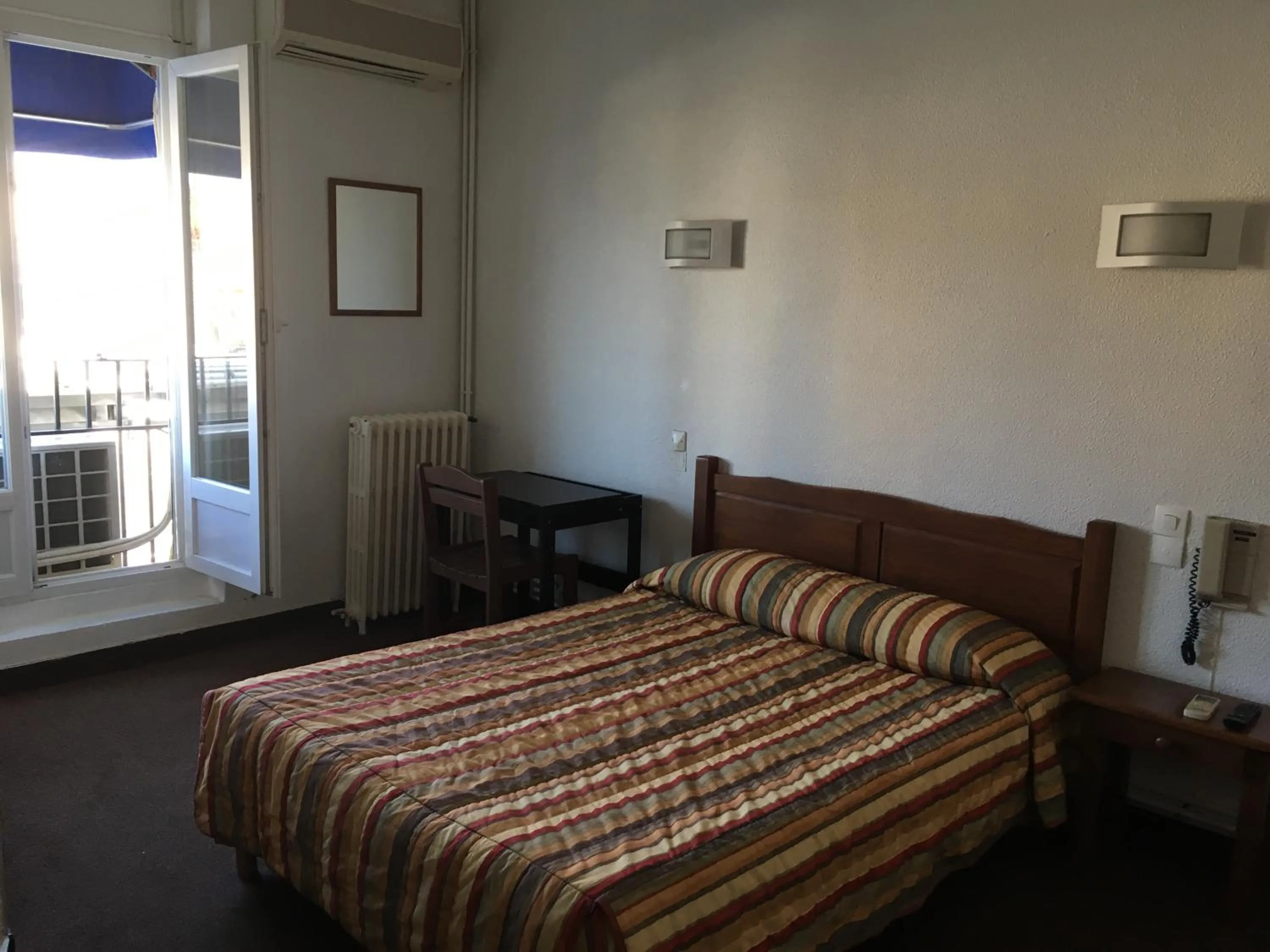 Bedroom, Bed in Hôtel Belle Vue d'Angleterre
