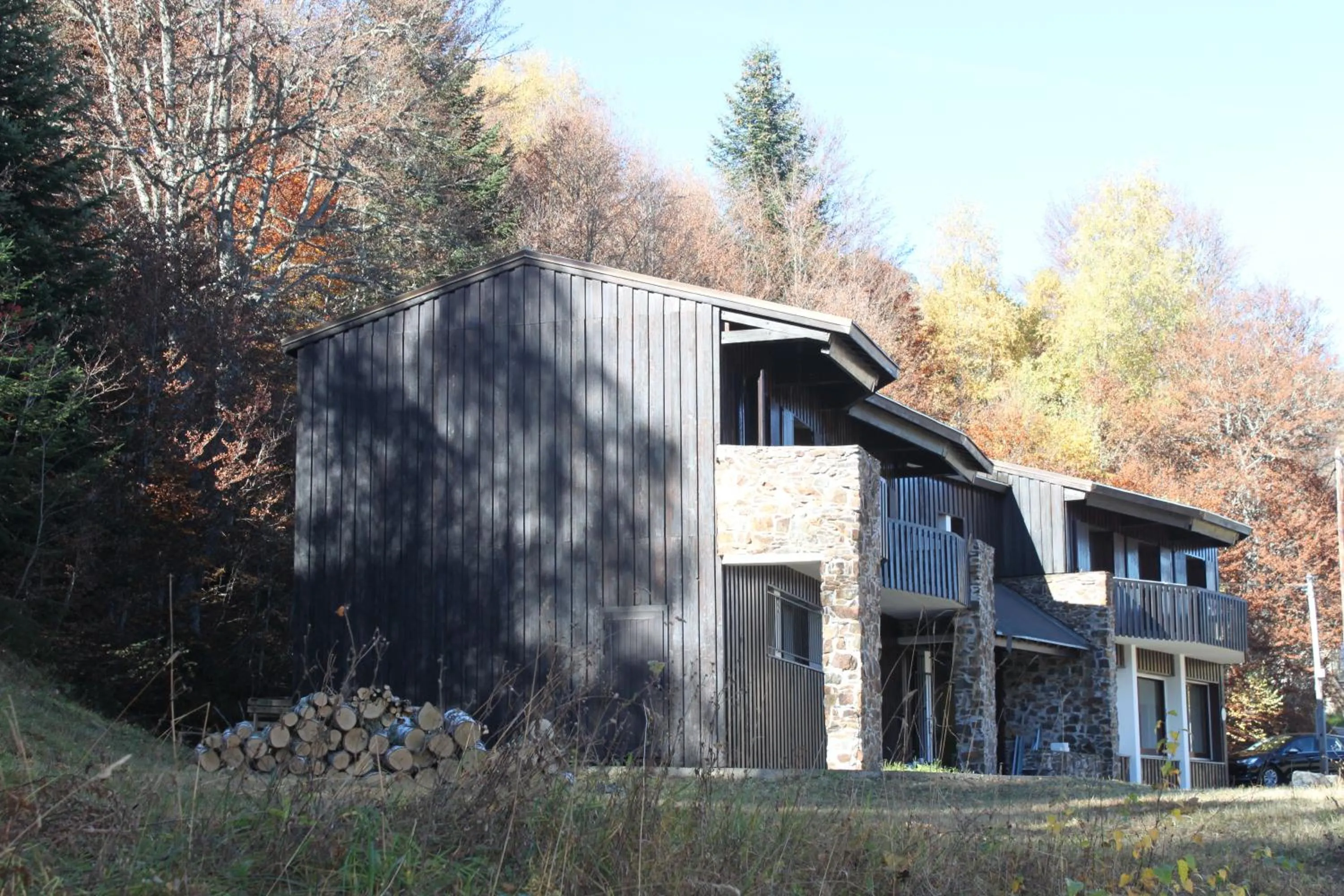 Property building in Chalet Hotel Les Marmottes 2 étoiles NN