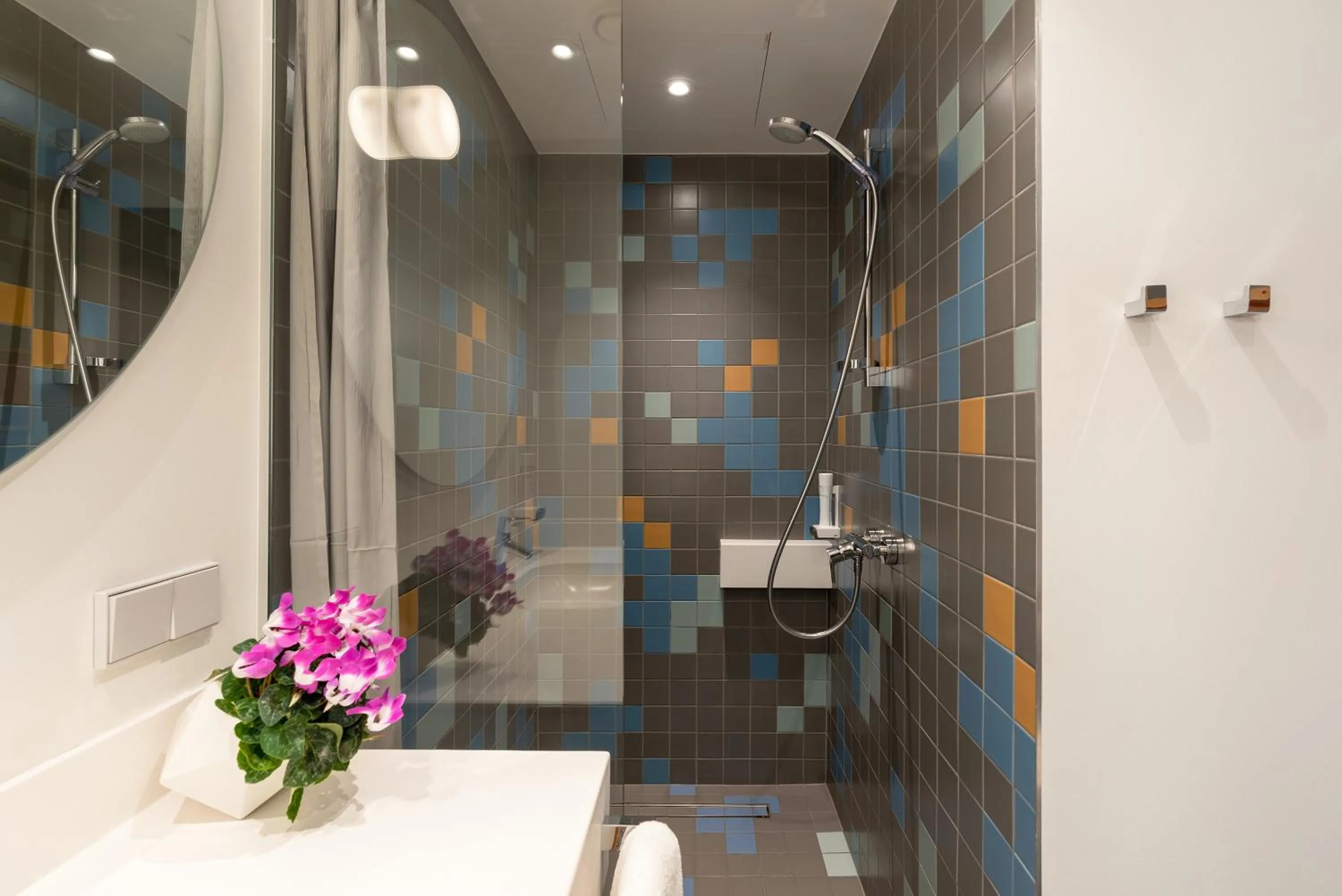 Shower in Hotel Sophia by Tartuhotels