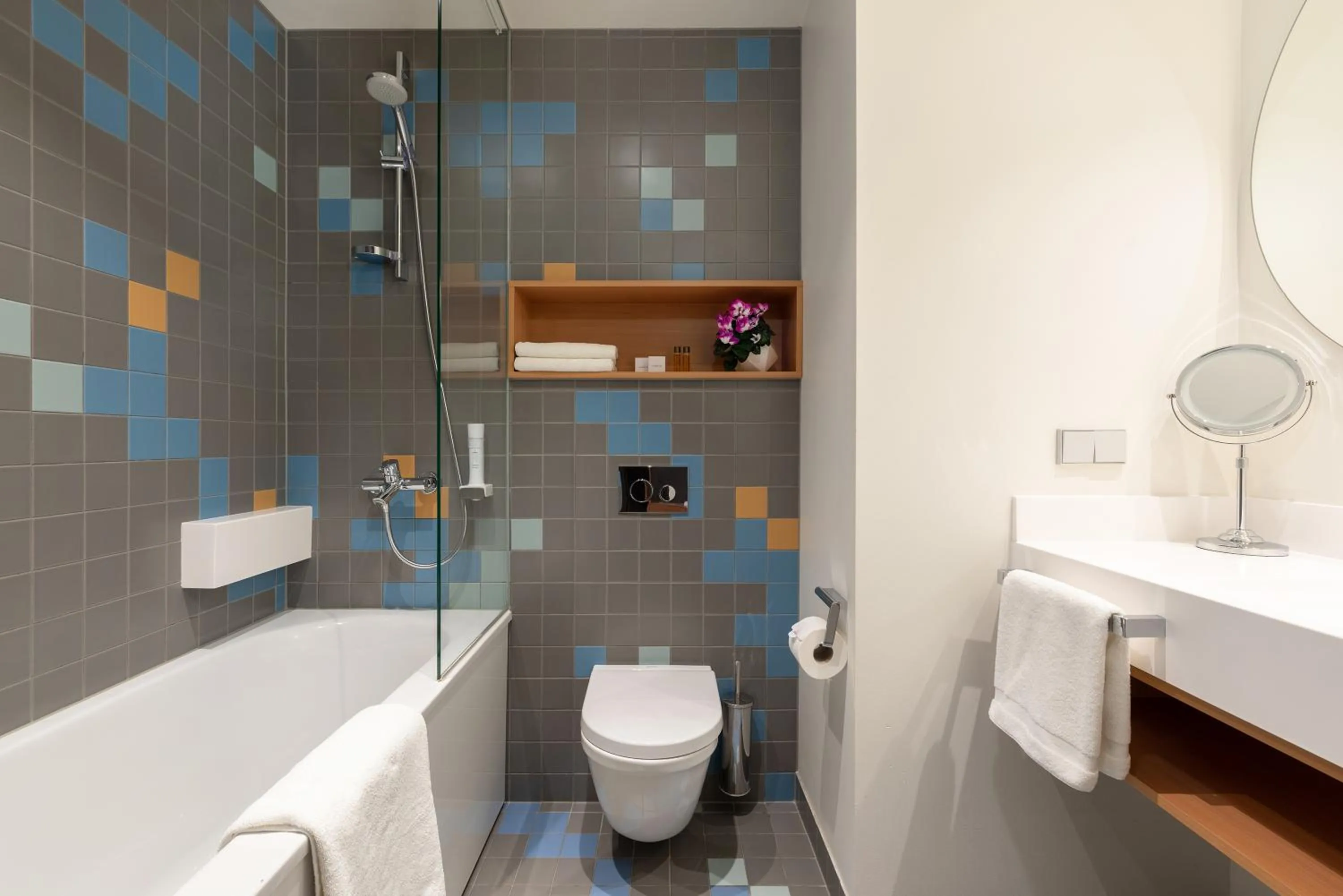 Shower in Hotel Sophia by Tartuhotels