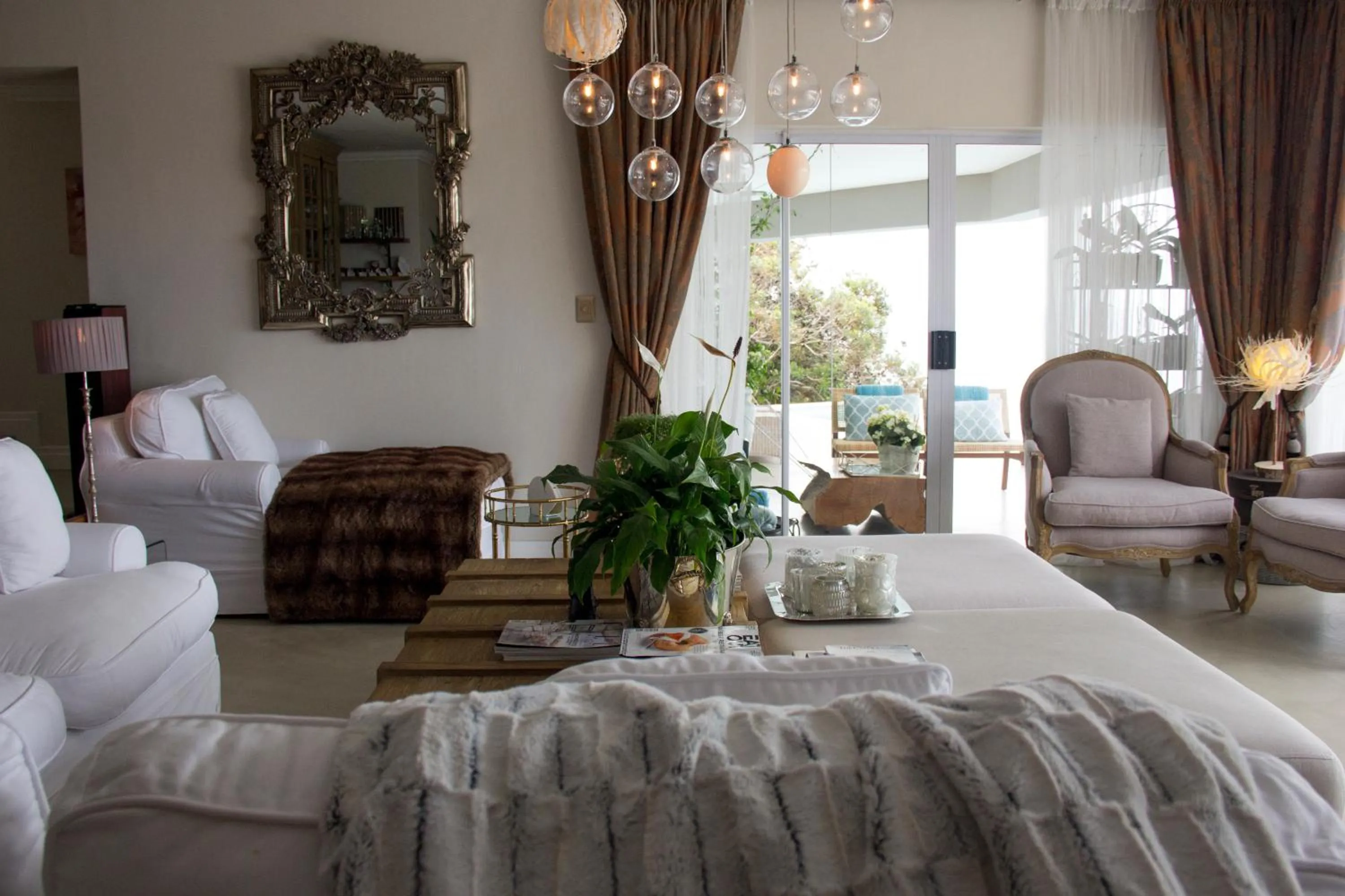 Living room, Bed in Residence William French