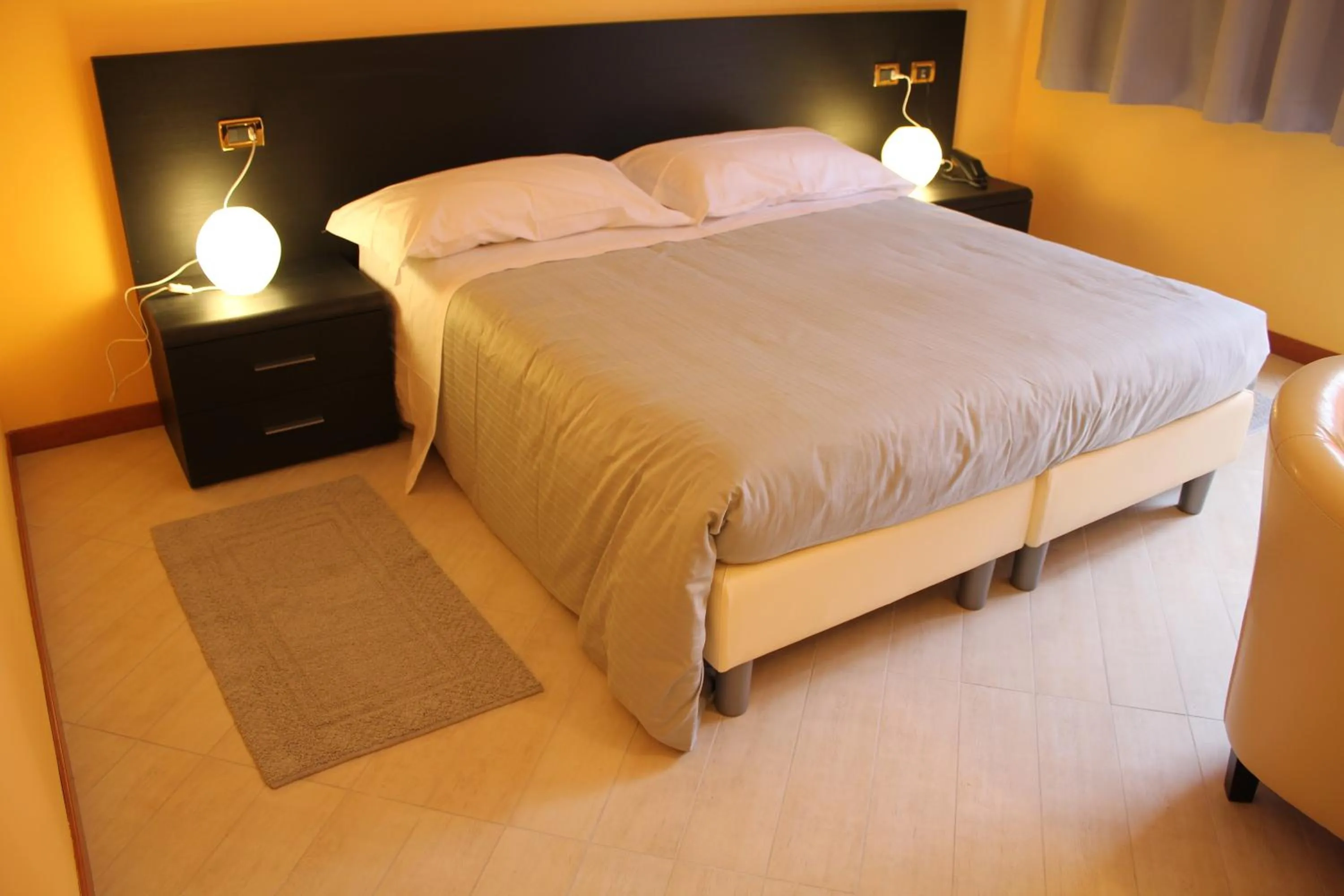 Bedroom, Bed in Hotel Padus Meublè Parma