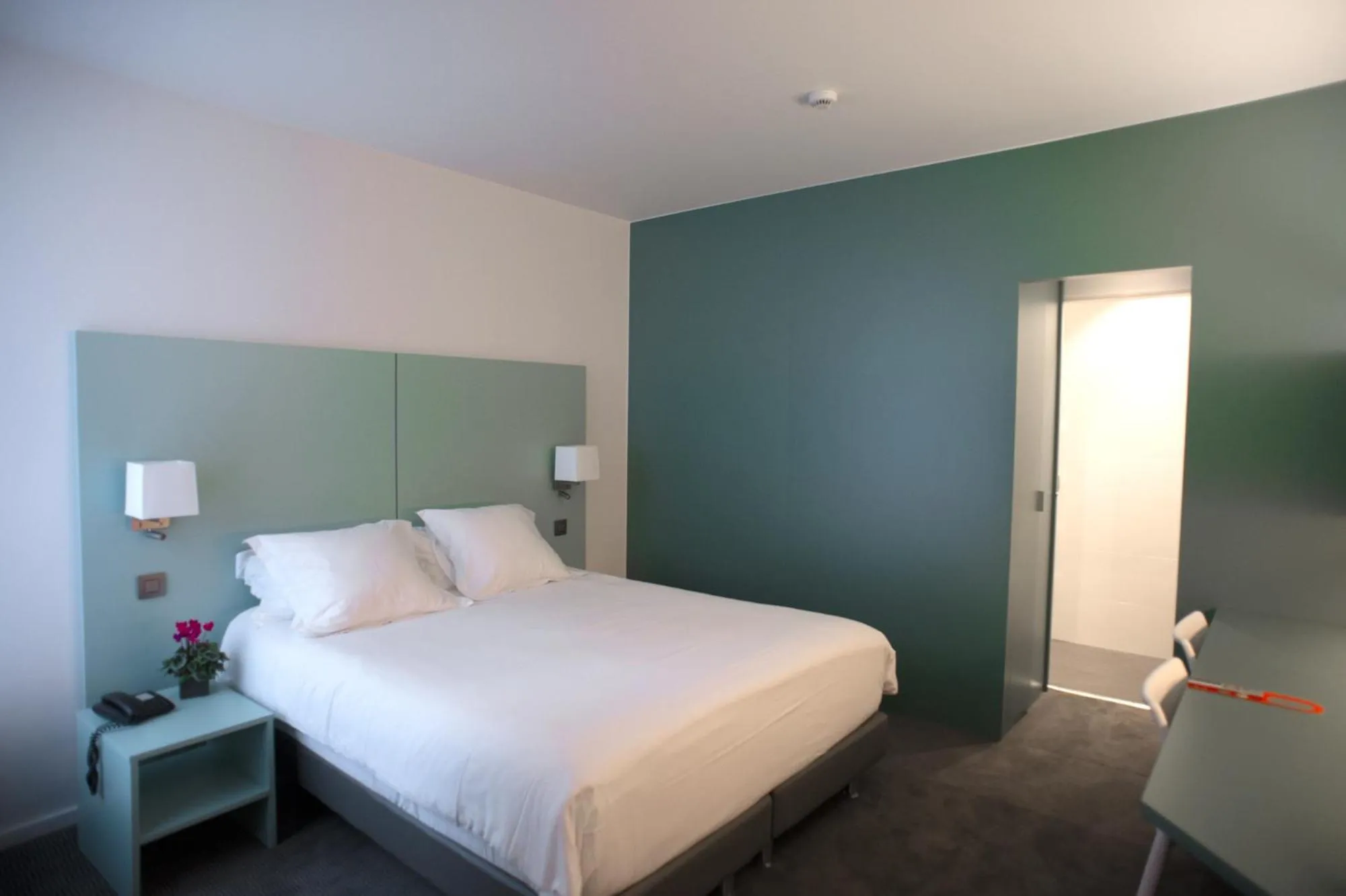 Bedroom, Bed in Hotel Du Congres