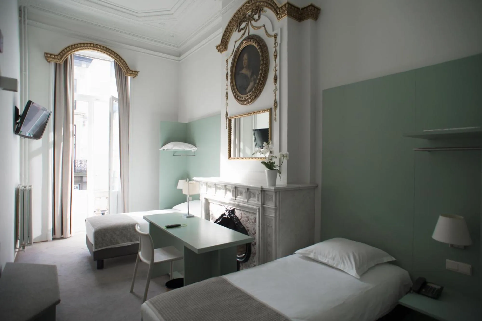 Photo of the whole room, Bed in Hotel Du Congres