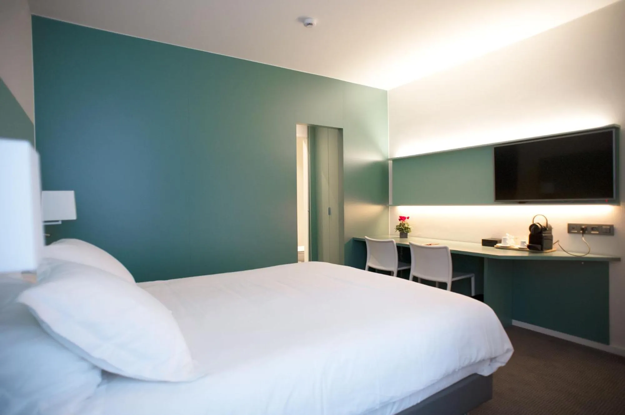 Photo of the whole room, Bed in Hotel Du Congres