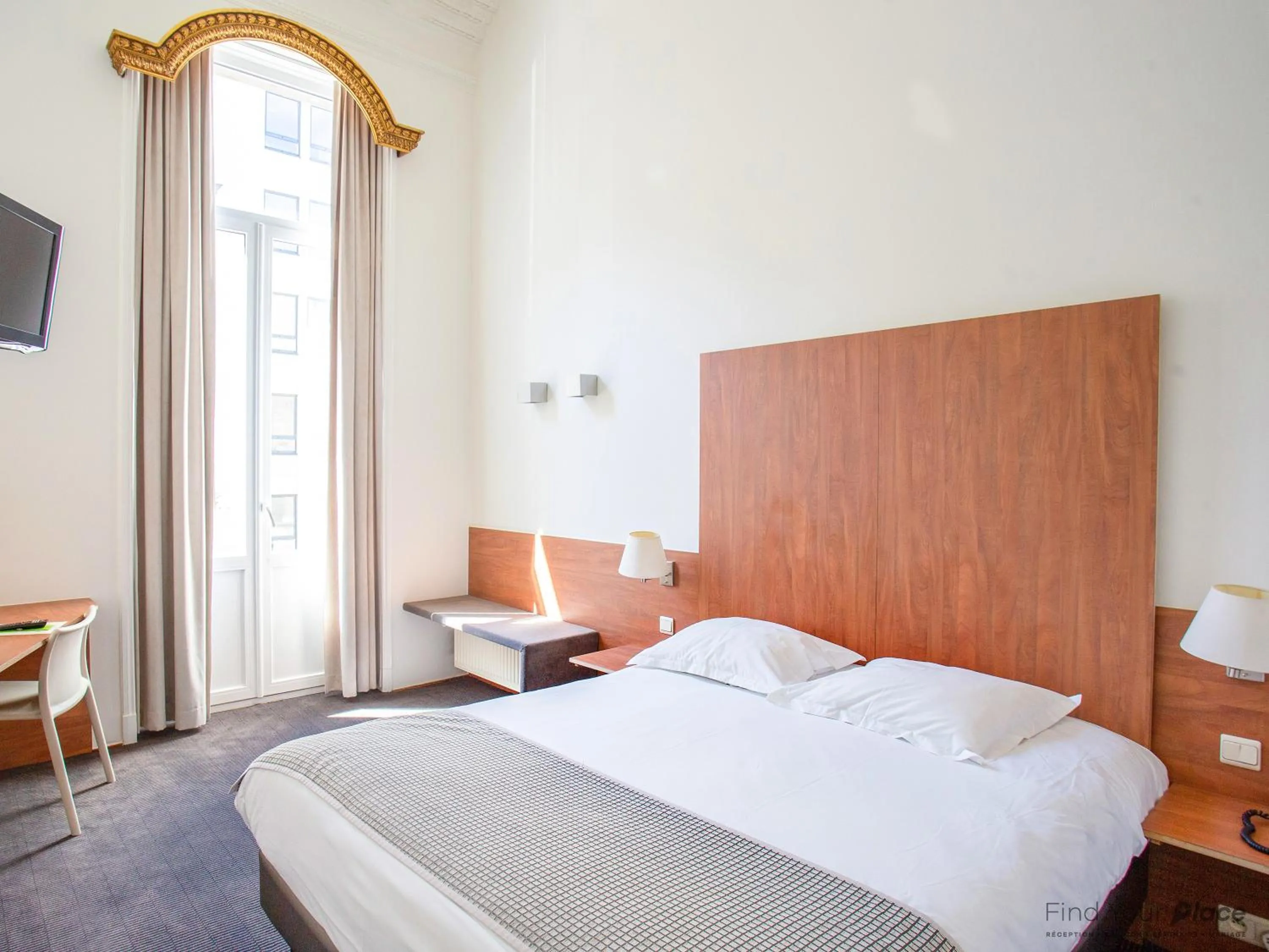 Photo of the whole room, Bed in Hotel Du Congres